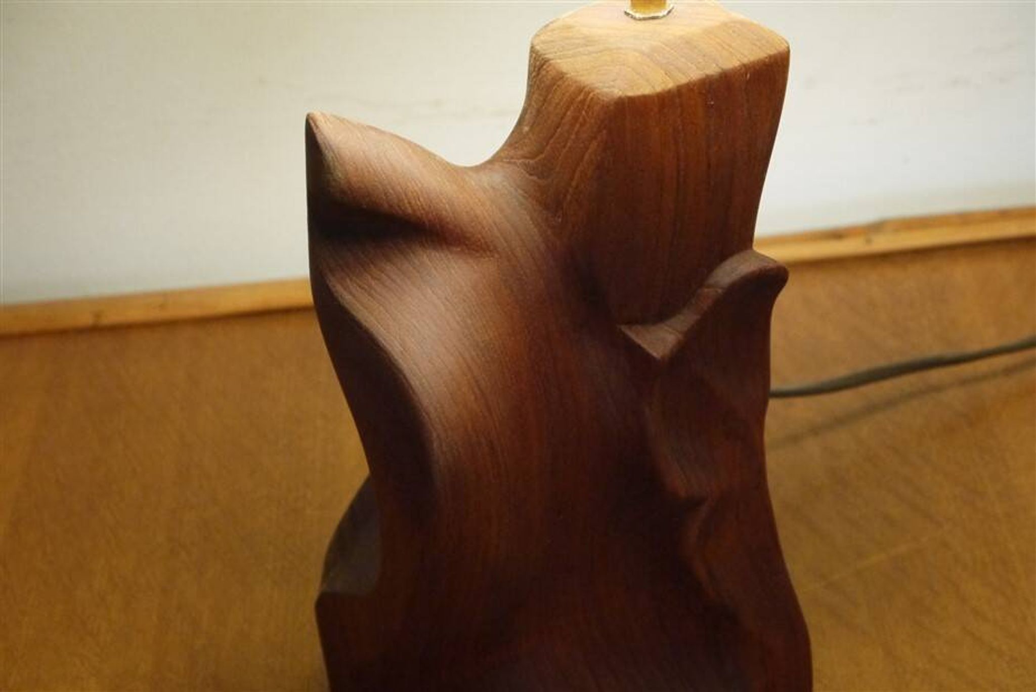 Lampe scandinave en teck monoxyle 1960
