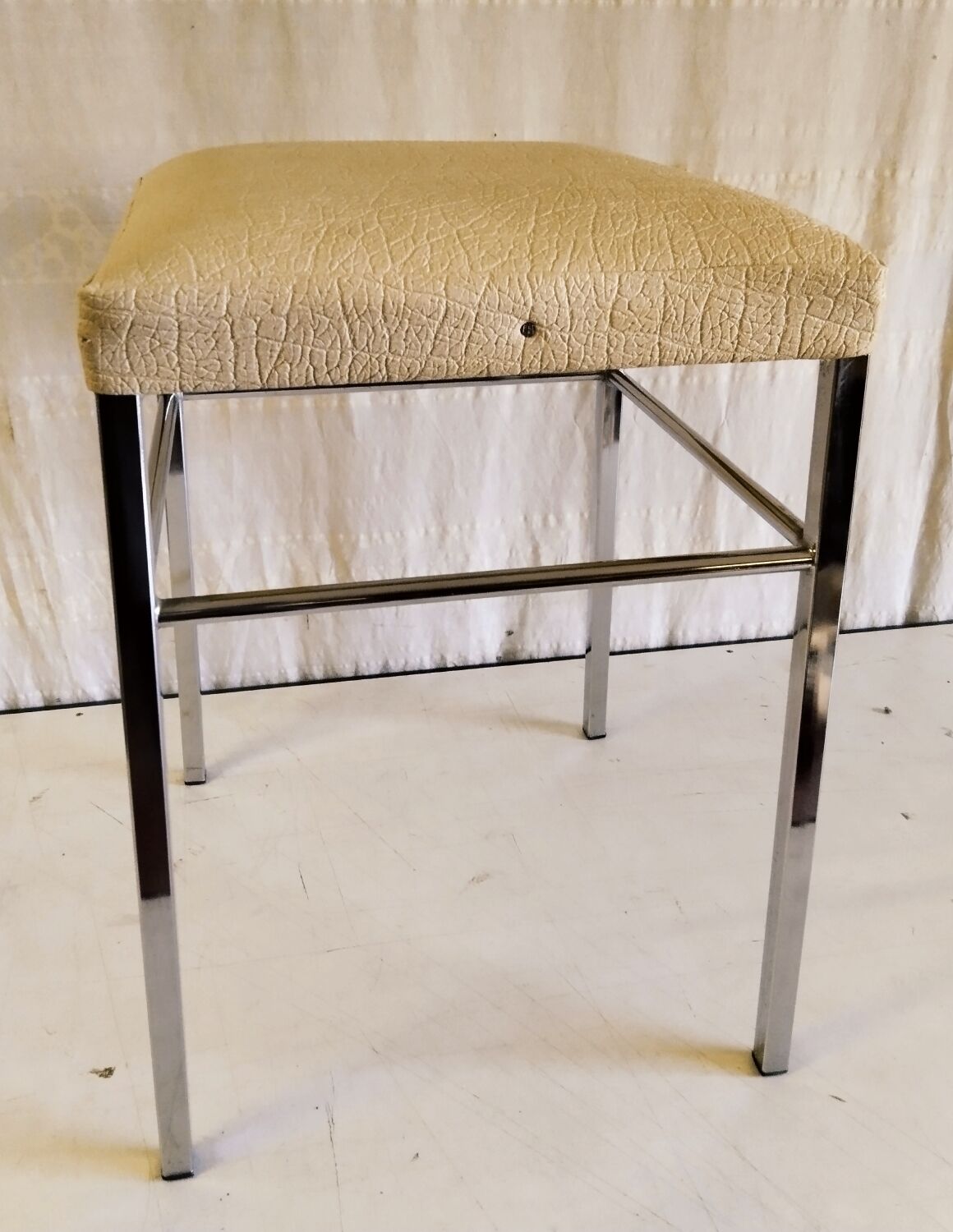 Tabouret vintage en métal chromé et similicuir blanc - mid. XXeme