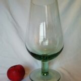 Vase en verre forme "grand verre a pied" .