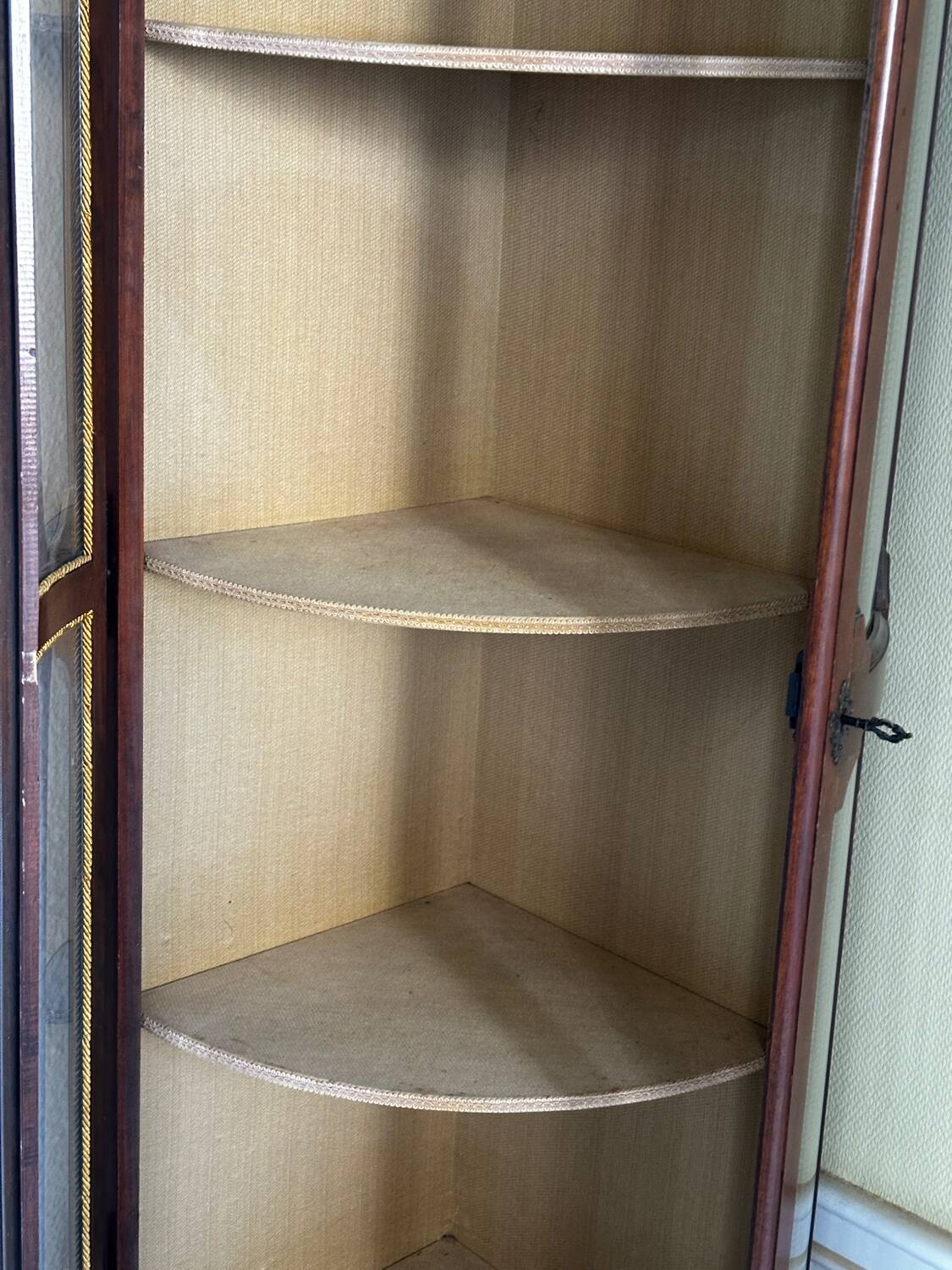 Corner display cabinet veneered in mahogany - Victorian - 20th century