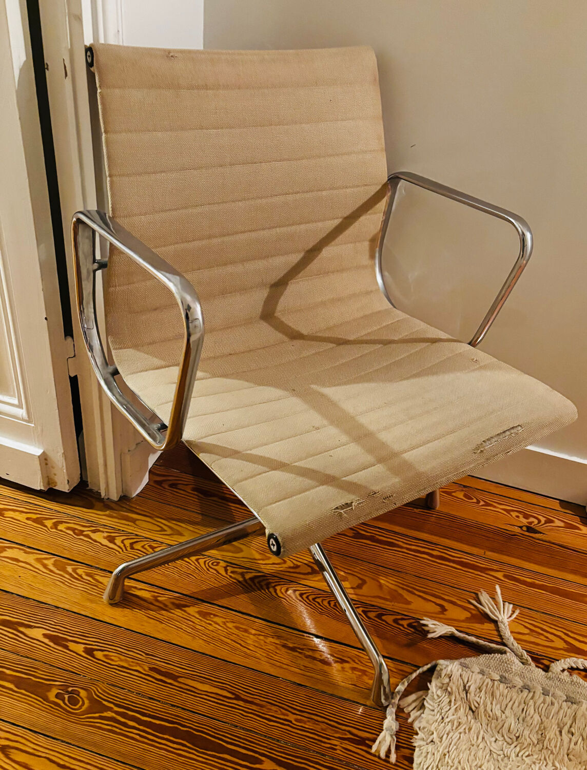 Swivelling chair by Charles and Ray Eames