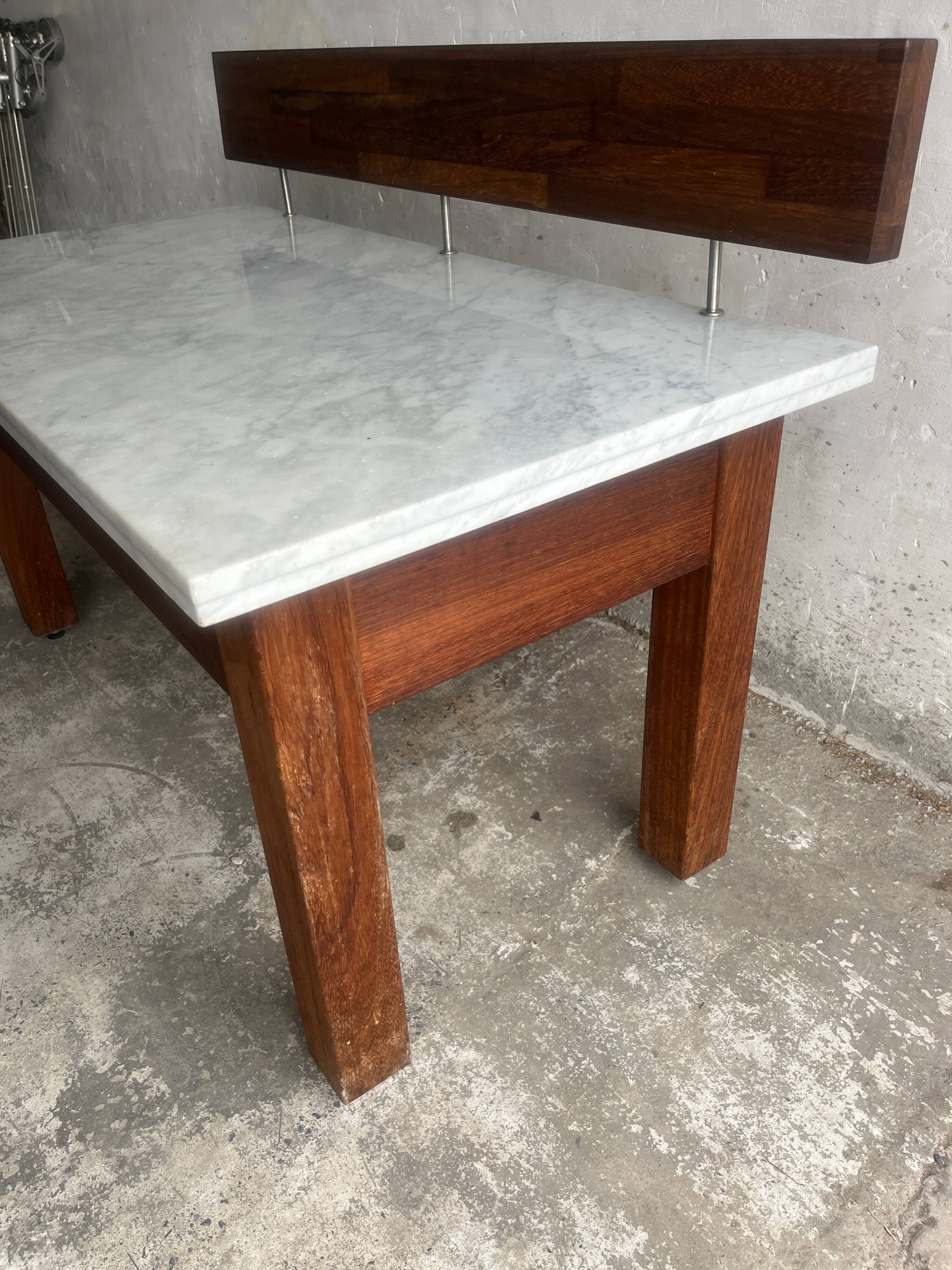 Console postmoderne en marbre avec écran flottant en bois