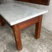 Console postmoderne en marbre avec écran flottant en bois