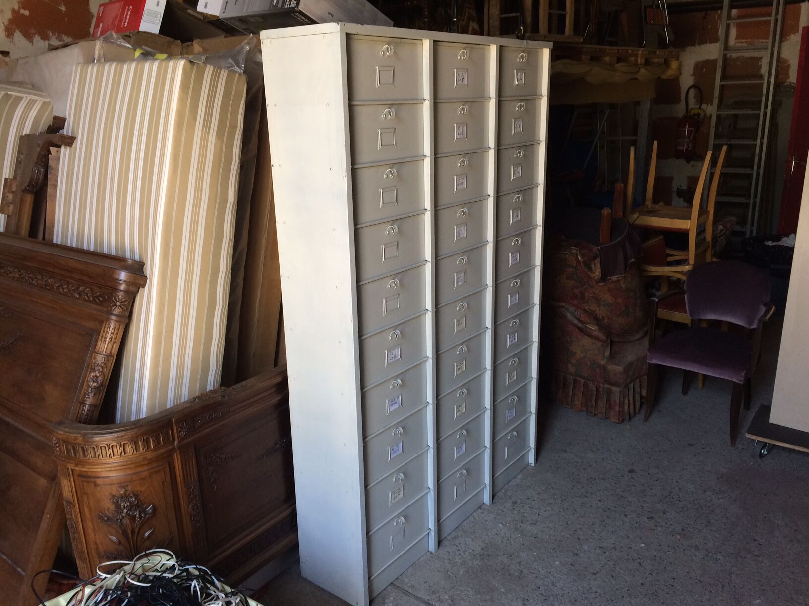 Armoire métallique blanc cassé avec 30 casiers à clapet intérieur vert forêt