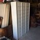 Armoire métallique blanc cassé avec 30 casiers à clapet intérieur vert forêt