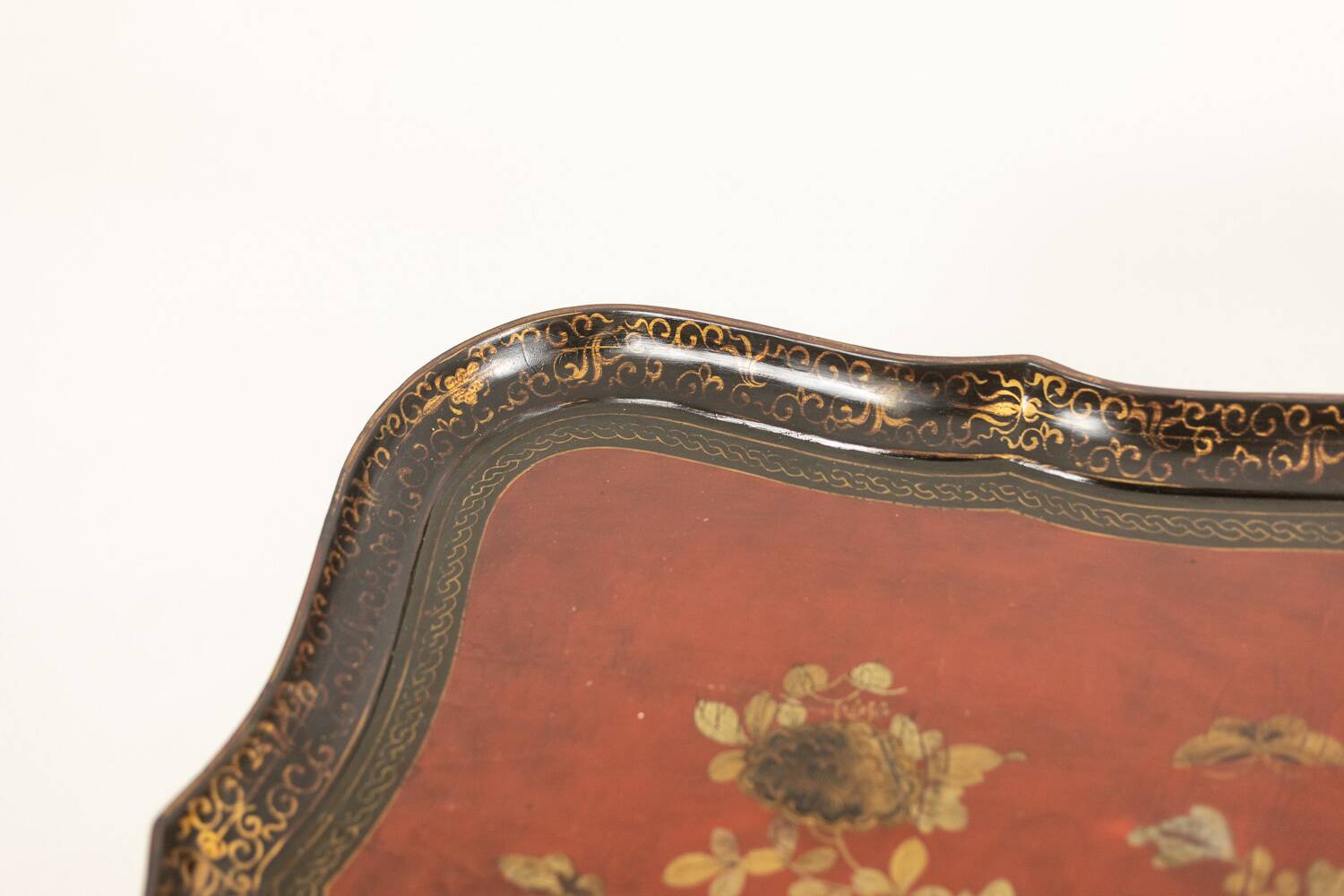 Coffee table with removable top in red and black lacquered wood. 1950s.