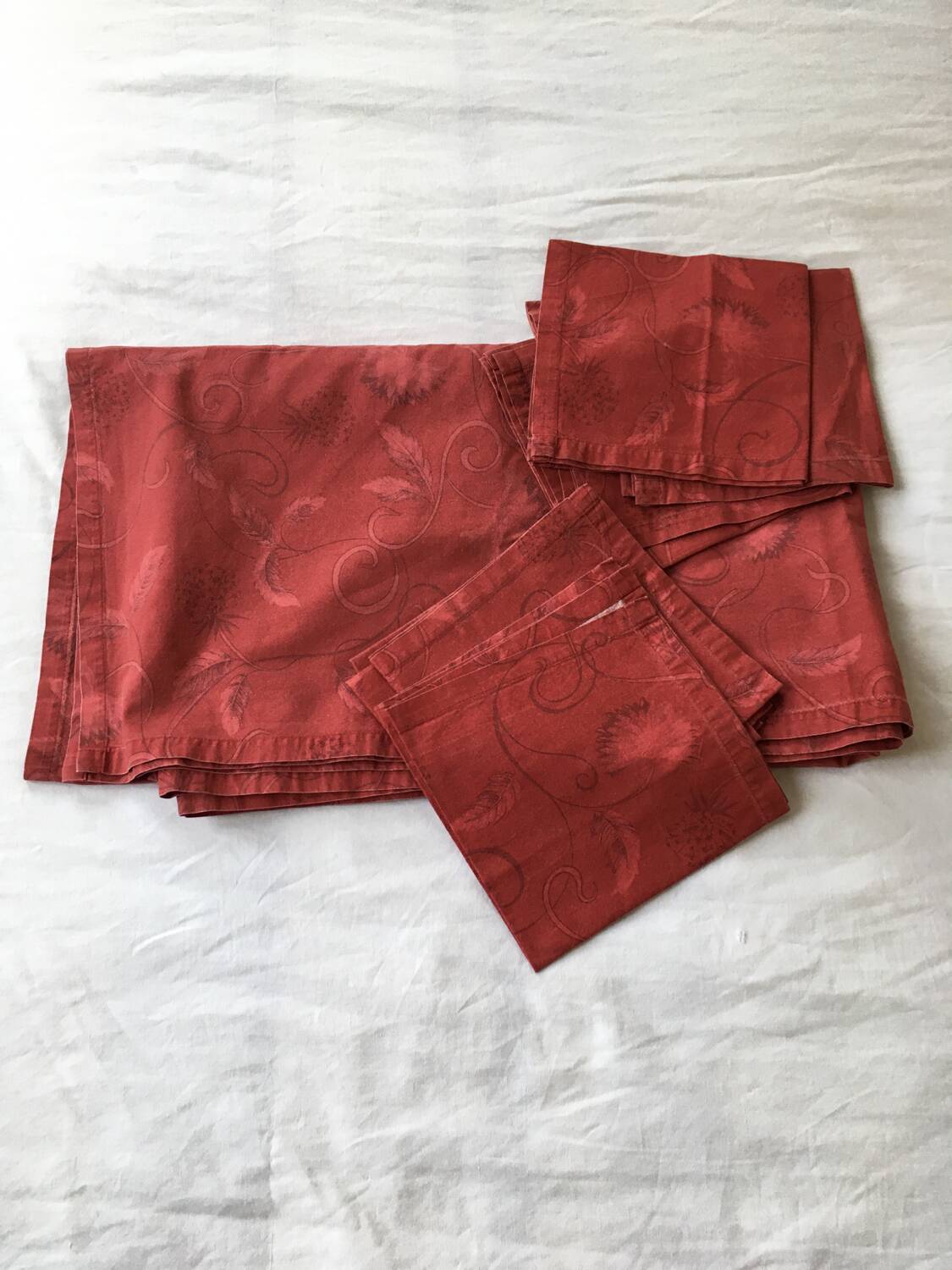 Large red tablecloth for 8 places and napkins