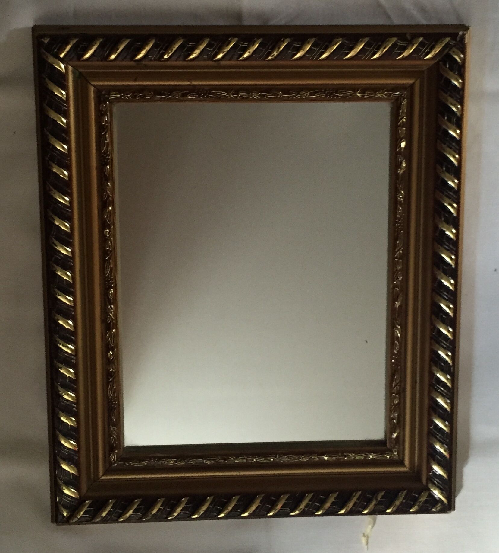 Miroir en bois doré 37,5 x 45 cm