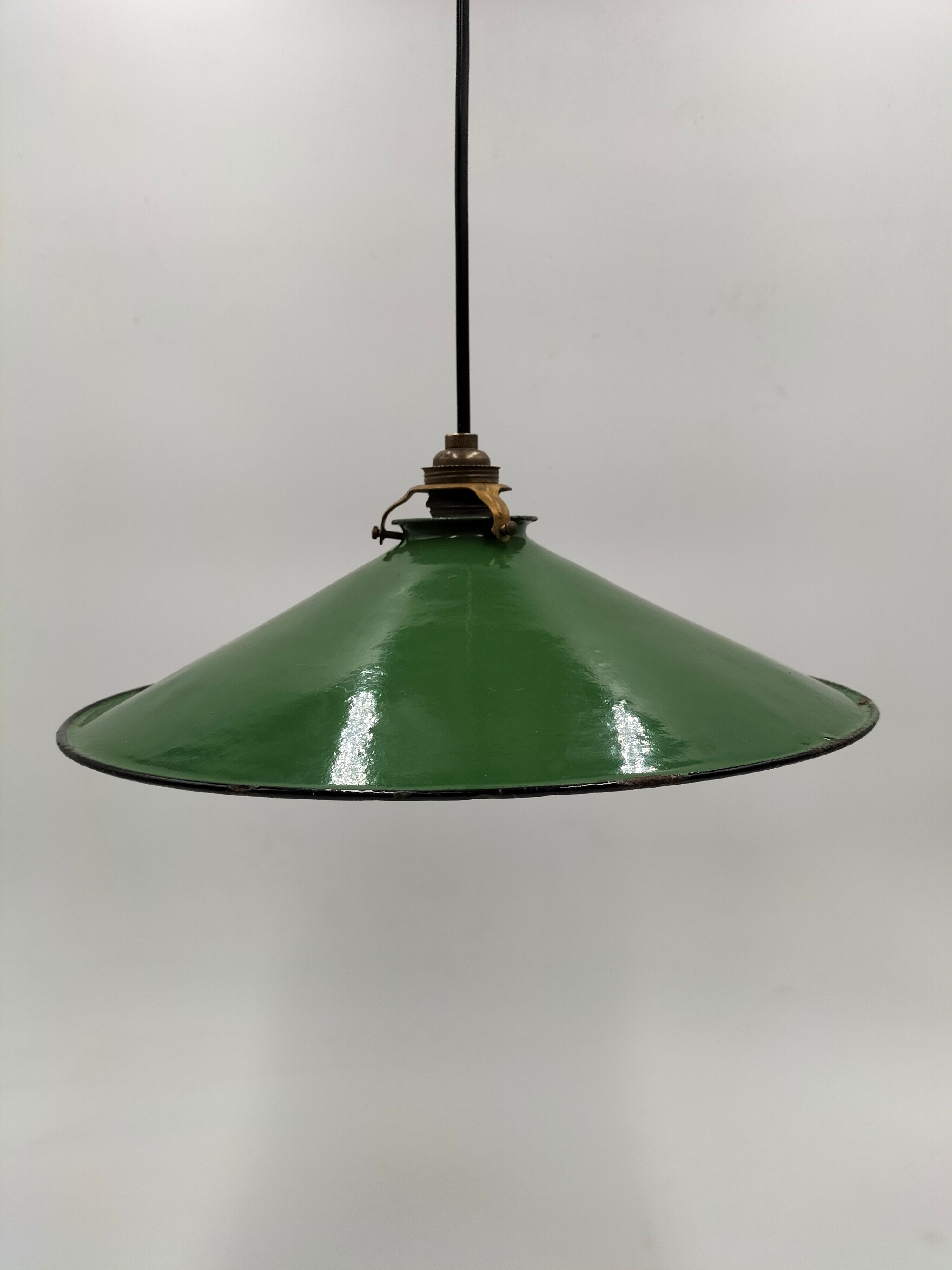 Enamelled sheet metal suspension