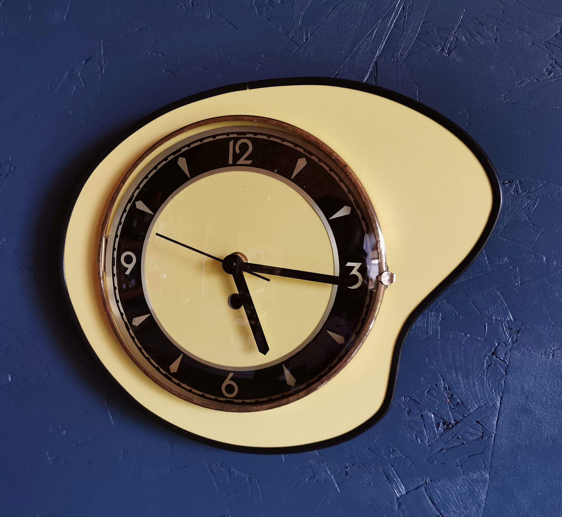 Vintage formica clock silent wall clock asymmetrical 60s "Yellow black"