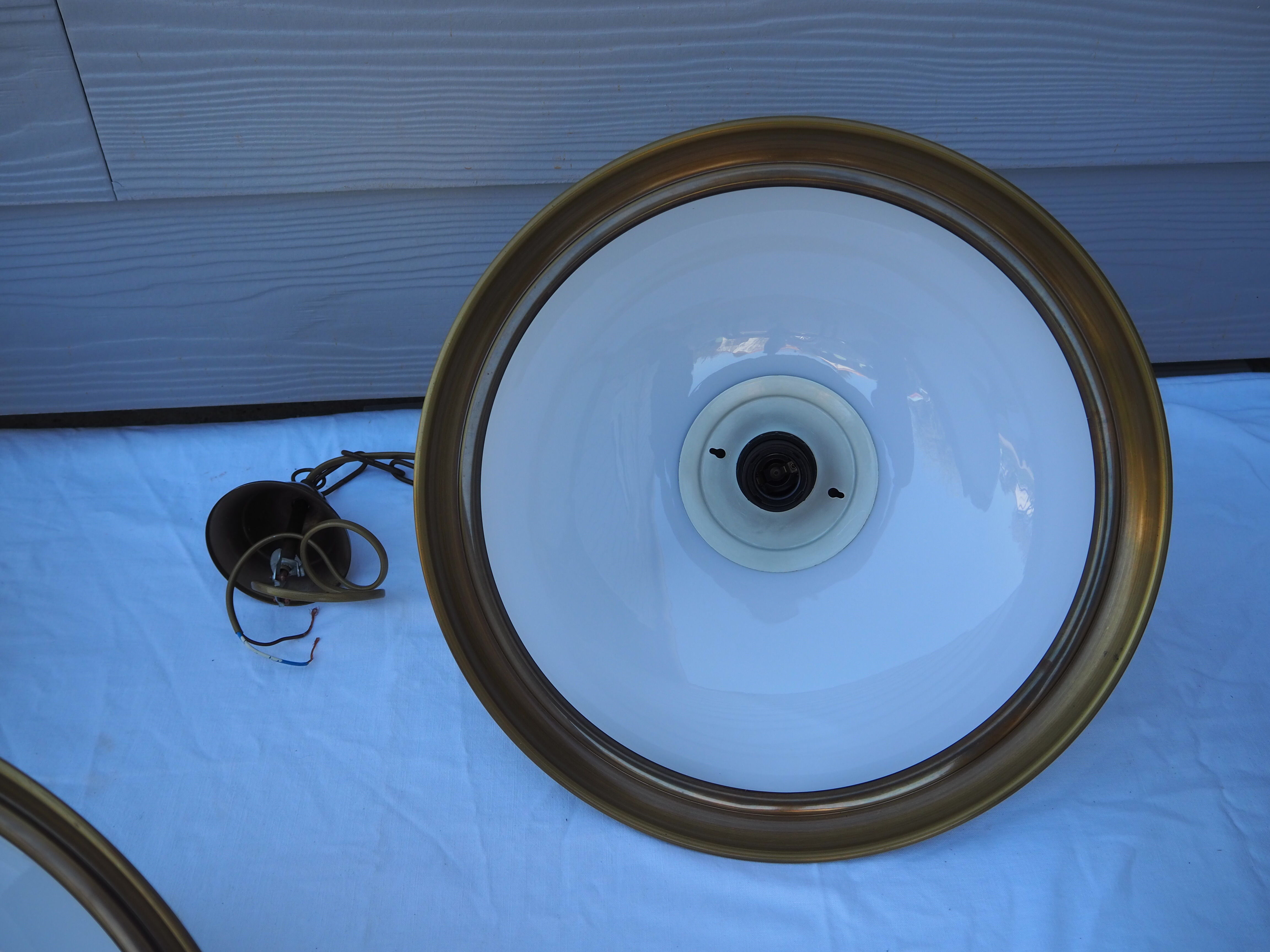 Suspension in white opaline, its edge in aged brass