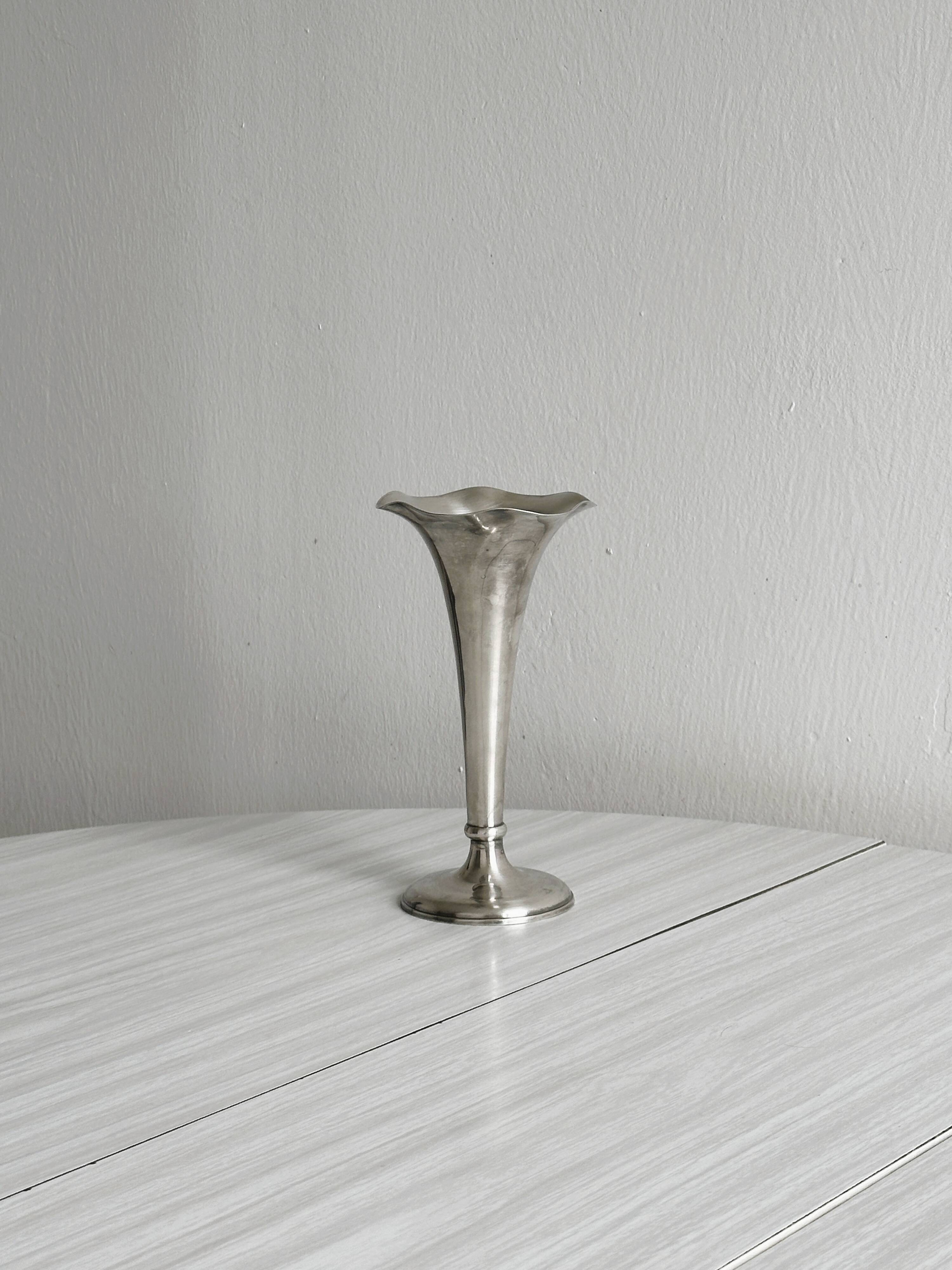 vase soliflore en métal argenté patiné