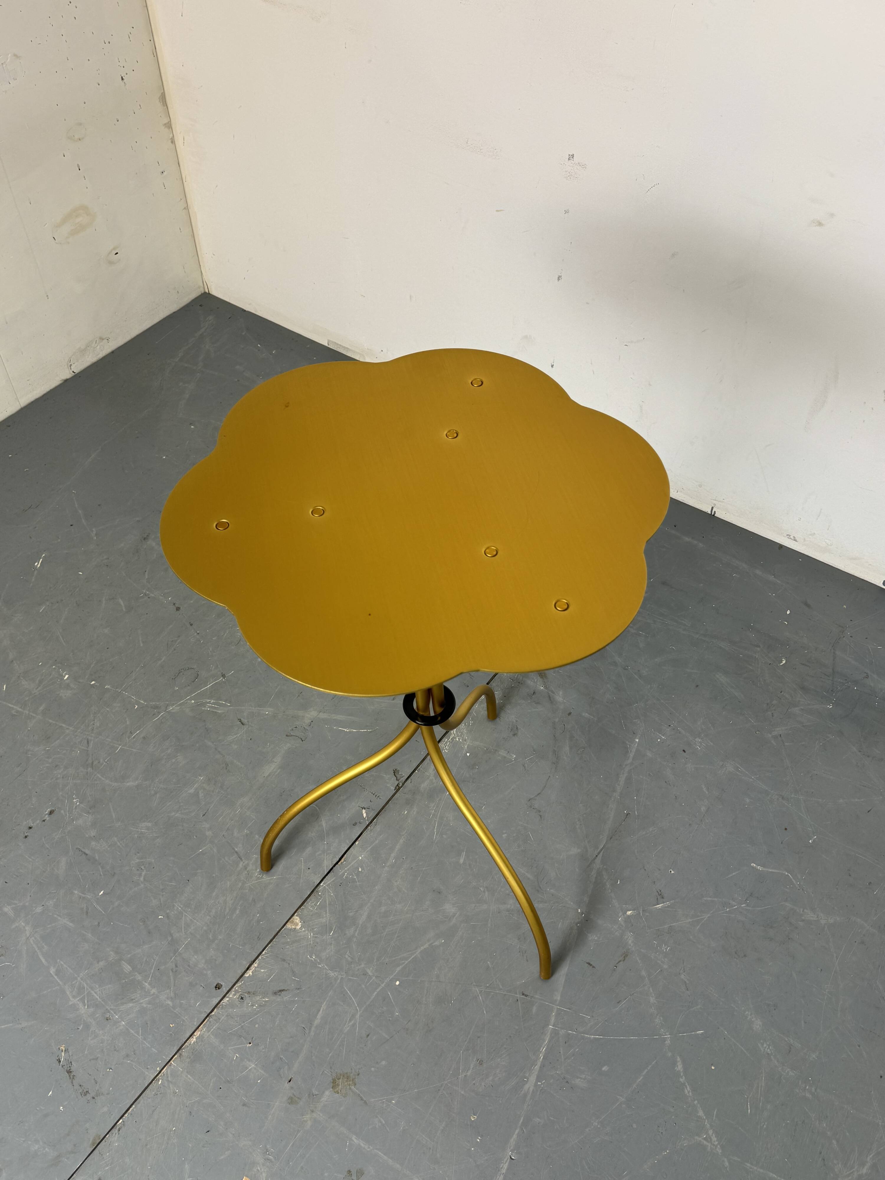 Table d'appoint haute design italien par Emaf Progetti pour Zanotta années 1980.