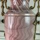 Paire d’urnes en marbre rose et bronzes dorés