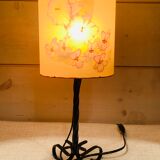 Lampe vintage pied en fer forgé et abat jour en soie