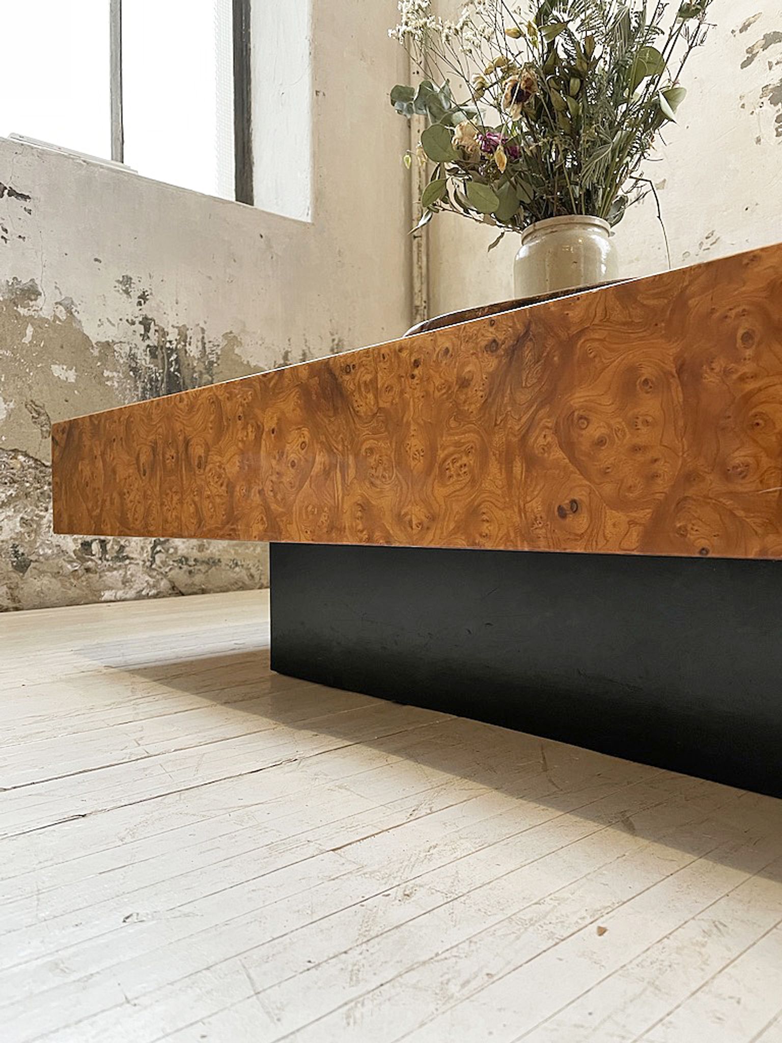 Table basse italienne laque loupe d’orme