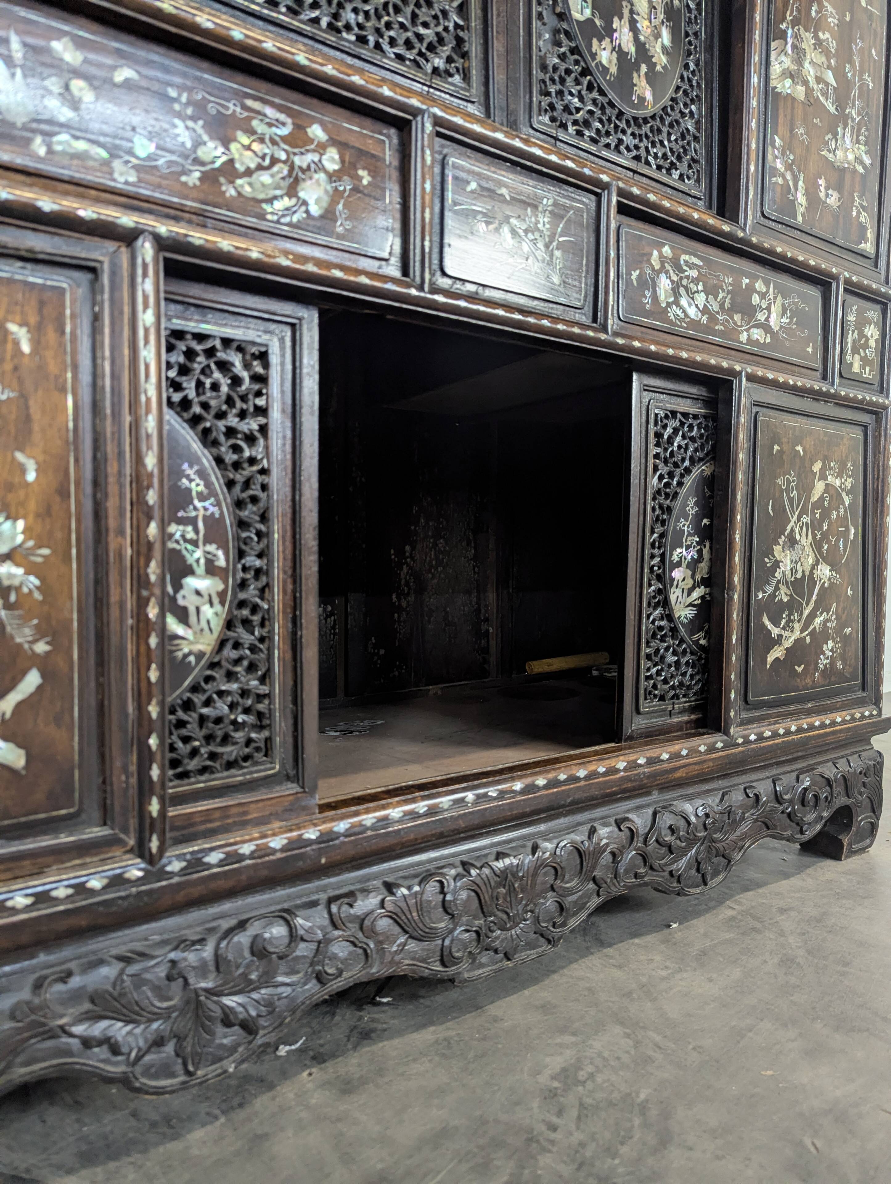Cabinet Indochine Vietnam en bois exotique marqueterie de nacre