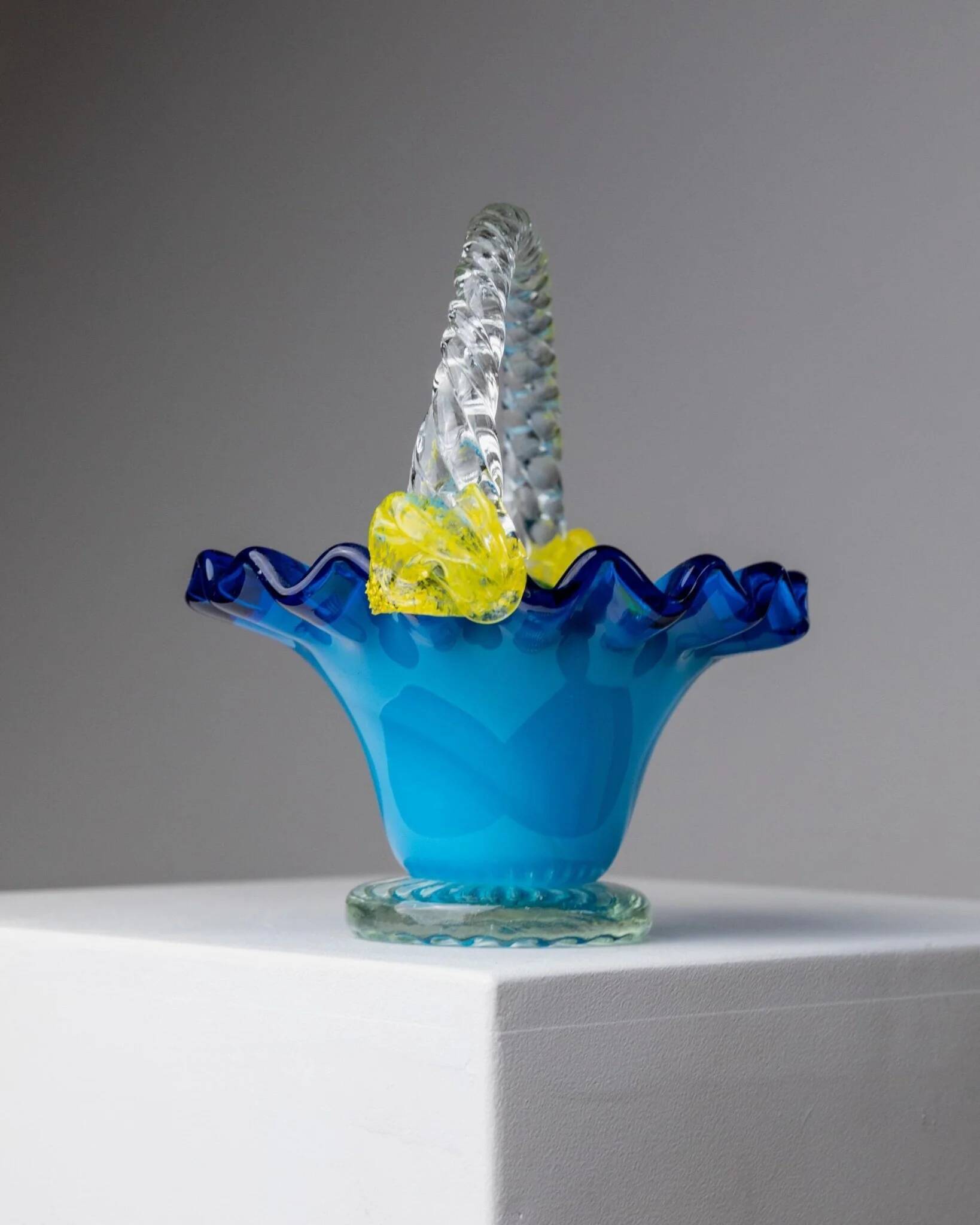 Bol avec poignée en verre de Murano bleu et fleurs jaunes - Décor vintage italien des années 1970.