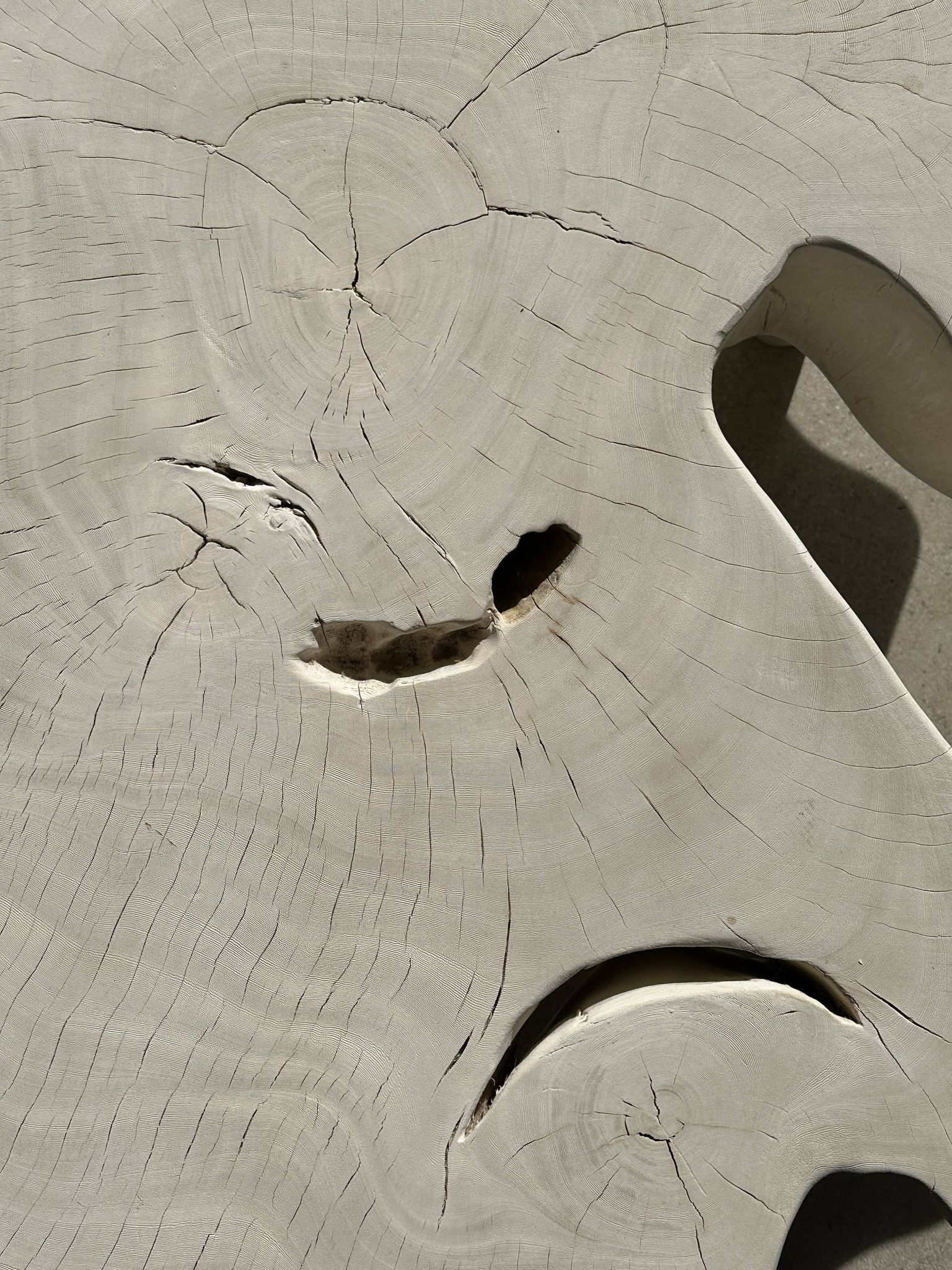 Très grande table basse en manguier blanchi plateau organique D:140cm