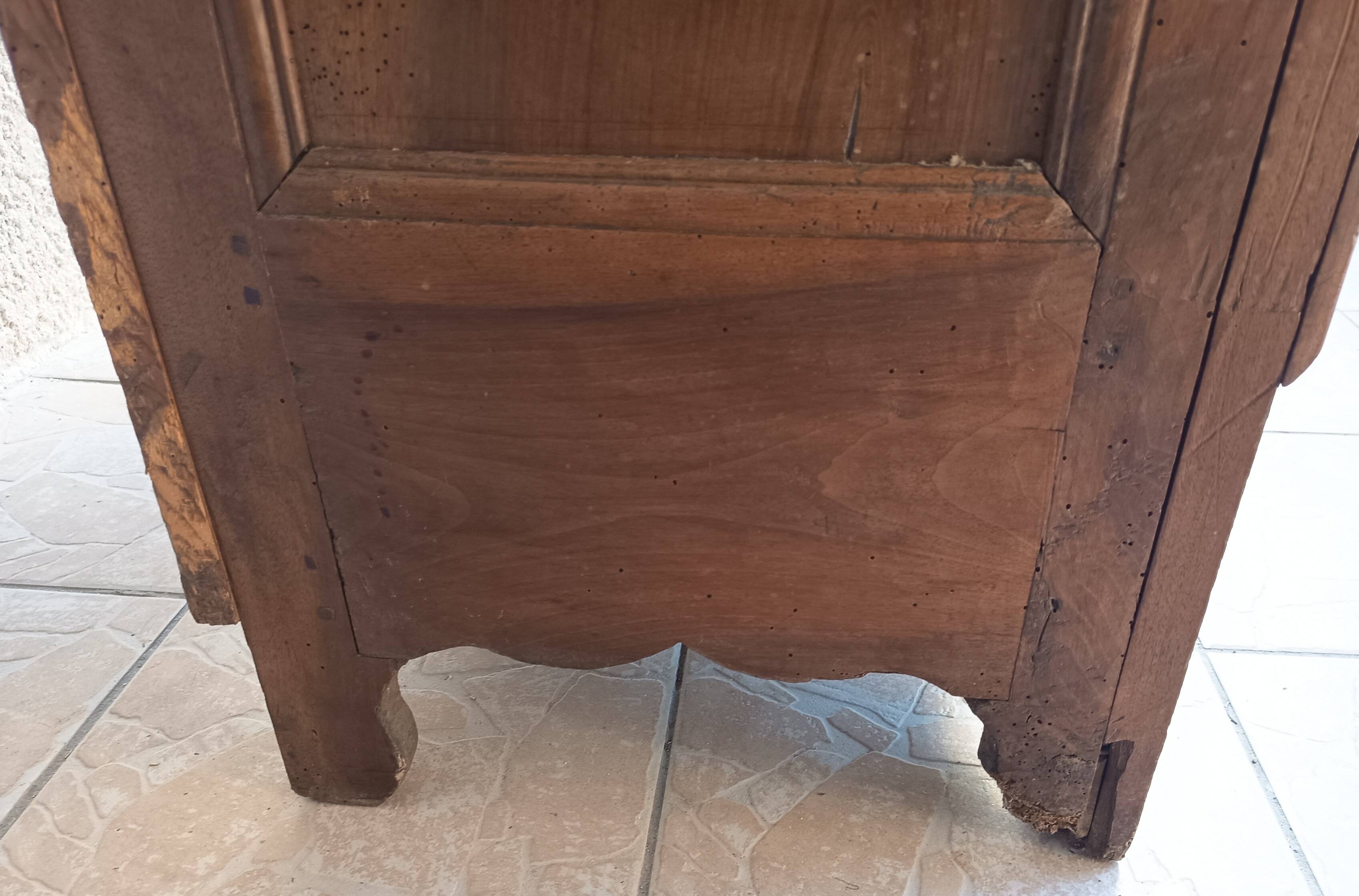 Louis XIV walnut bonnetière from the 18th century.