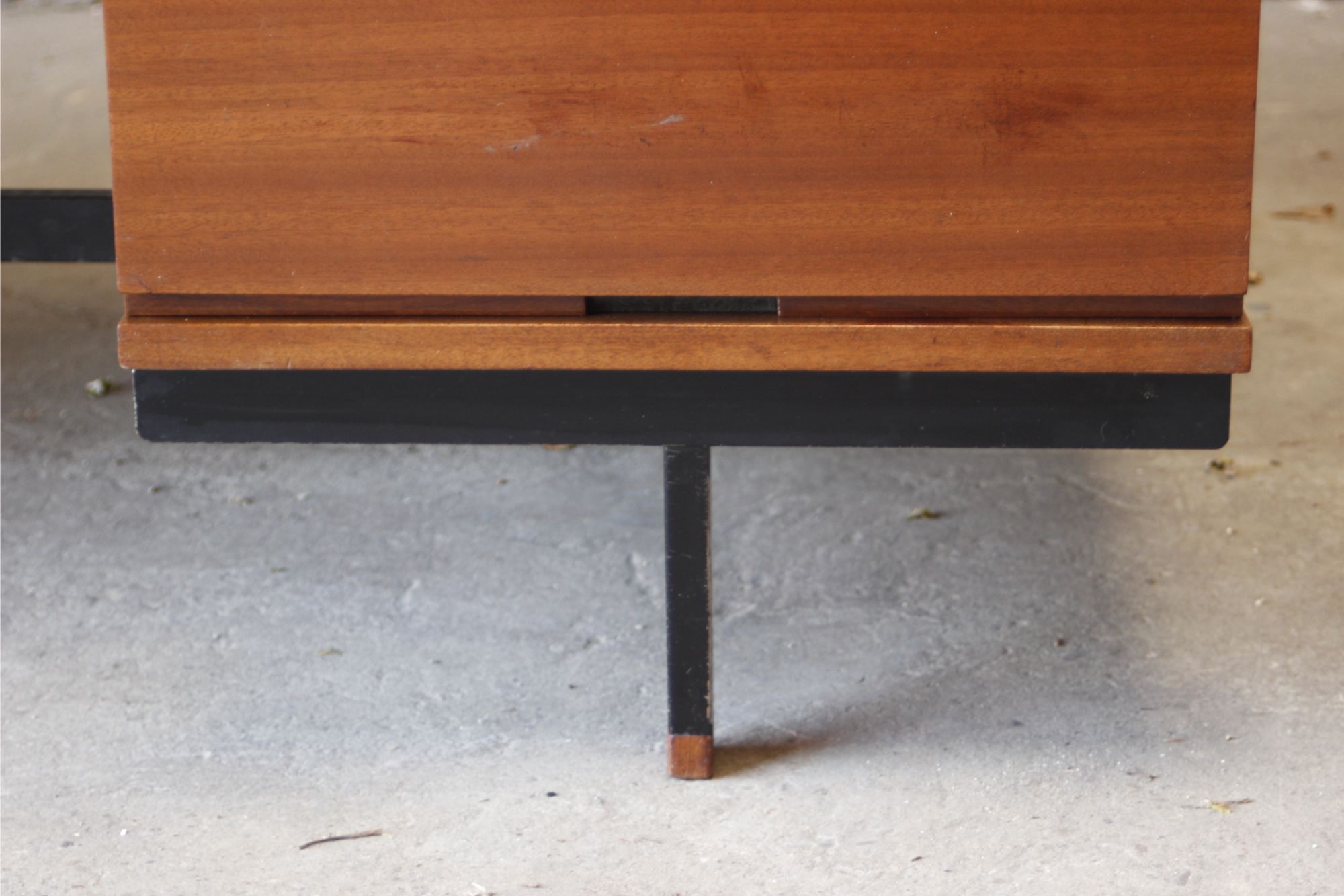 Mahogany veneer desk by Pierre Guariche for Minvielle, 1950s