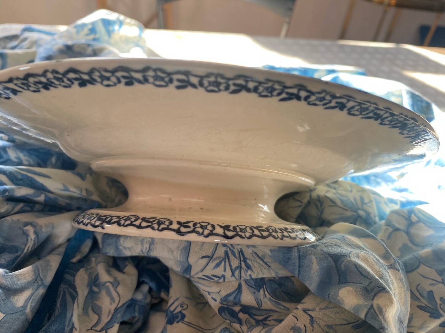 Plate on pedestal stamped Gien, Mai model