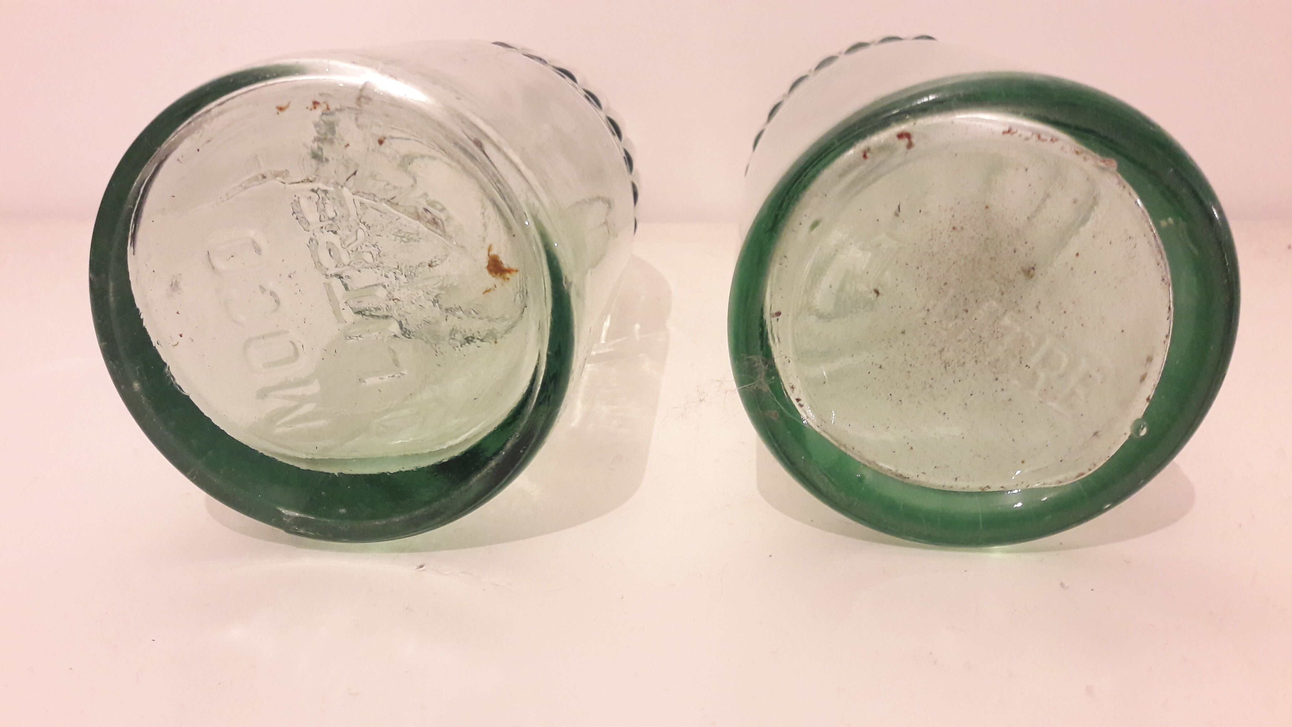 Duo d'anciennes bouteilles