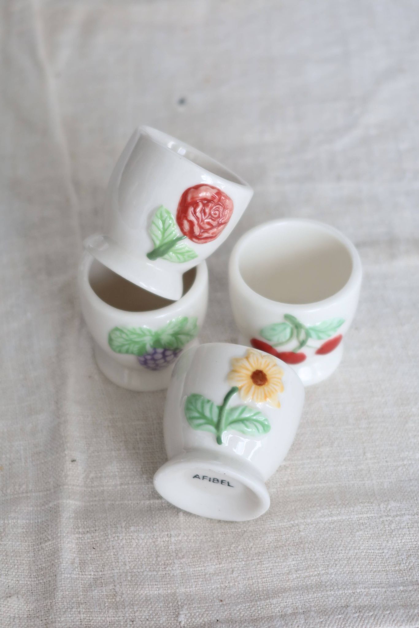4 vintage Afibel porcelain egg cups - Barbotine decor
