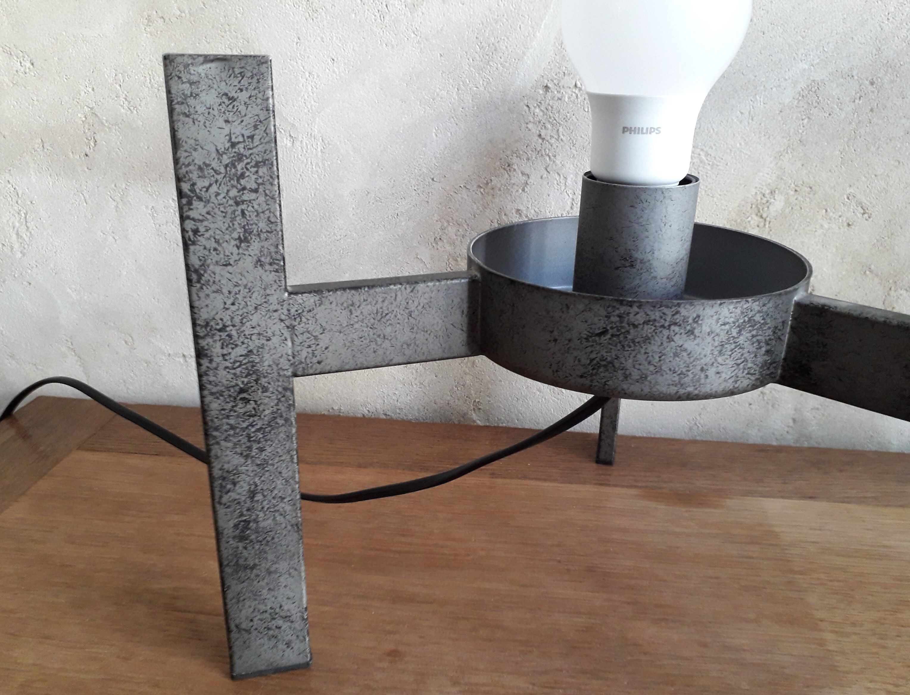 Tripod table lamp