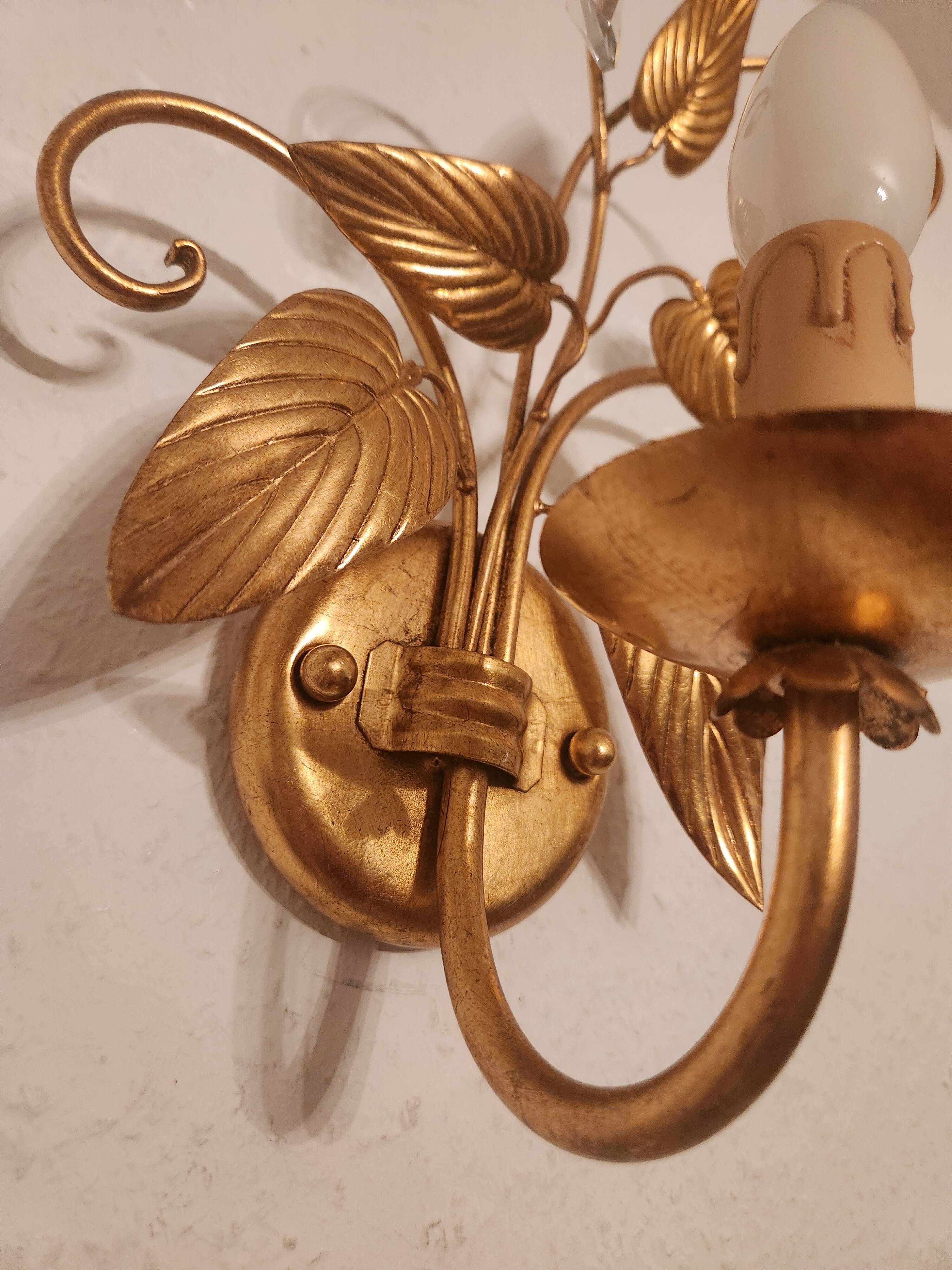 Shabby Wandlampe vergoldet Blattgold Kristallelemente Hollywood Regency 70s