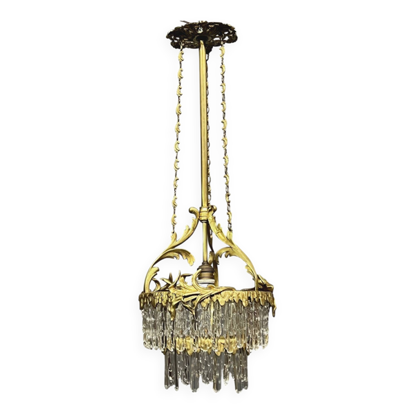 Lustre ancien en bronze doré avec pendeloques en cristal.