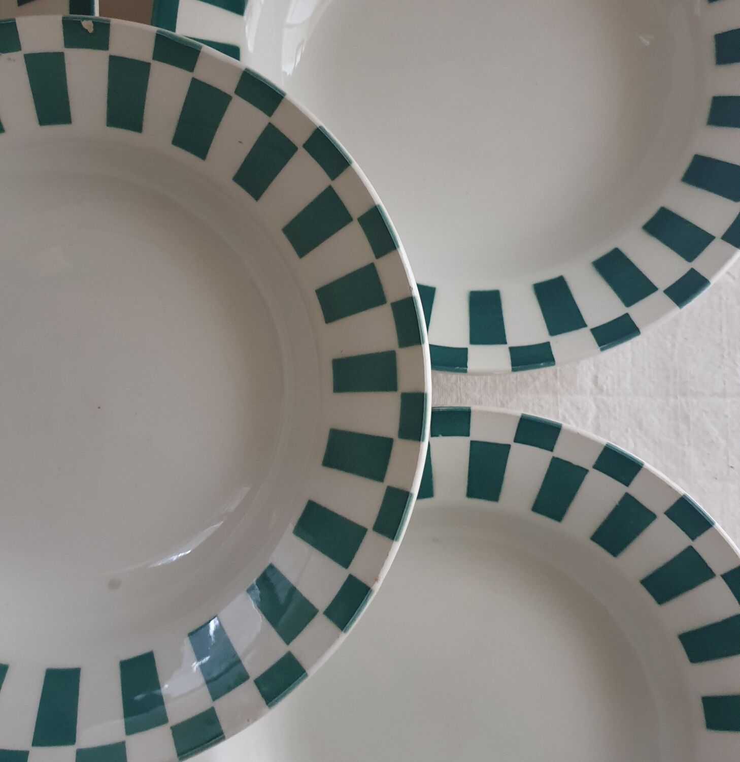 Suite de 5 plates Digoin checkerboard pattern