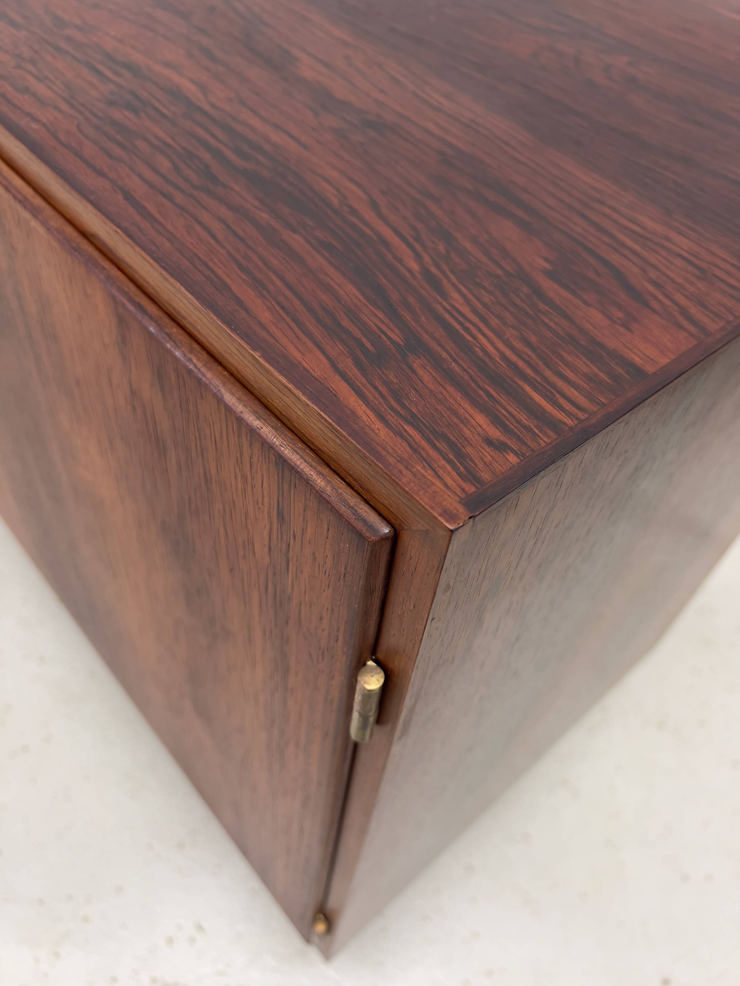 Buffet en palissandre par Gunni Omann, Danemark, années 1960.