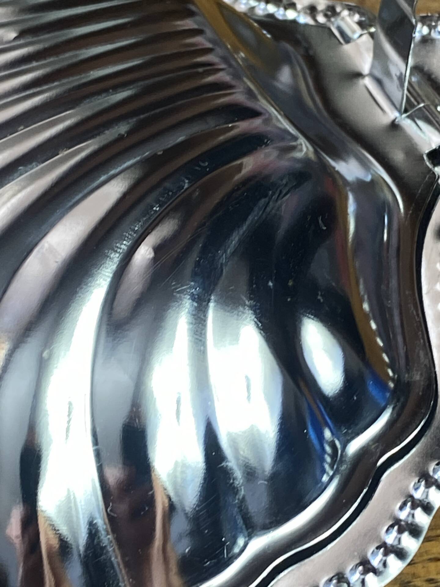Shell-shaped butter dish in stainless steel and blue glass