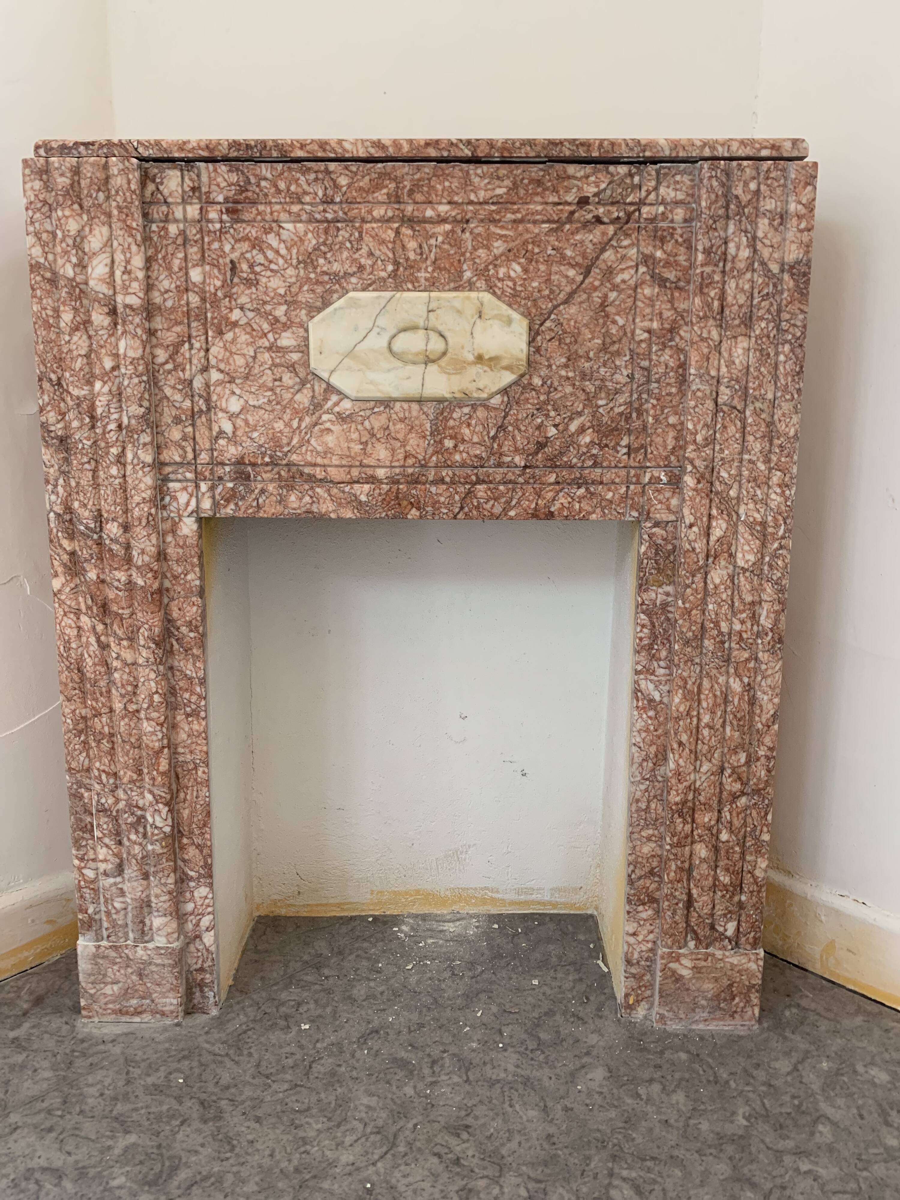 Cheminée art déco en marbre rose veiné XX siècle