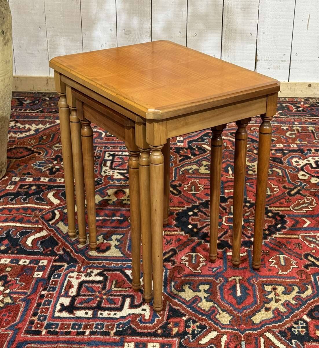 Set of 3 nesting tables in cherry wood from the 1960s.