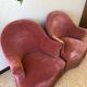 Paire de fauteuils crapaud vintage en velours rose