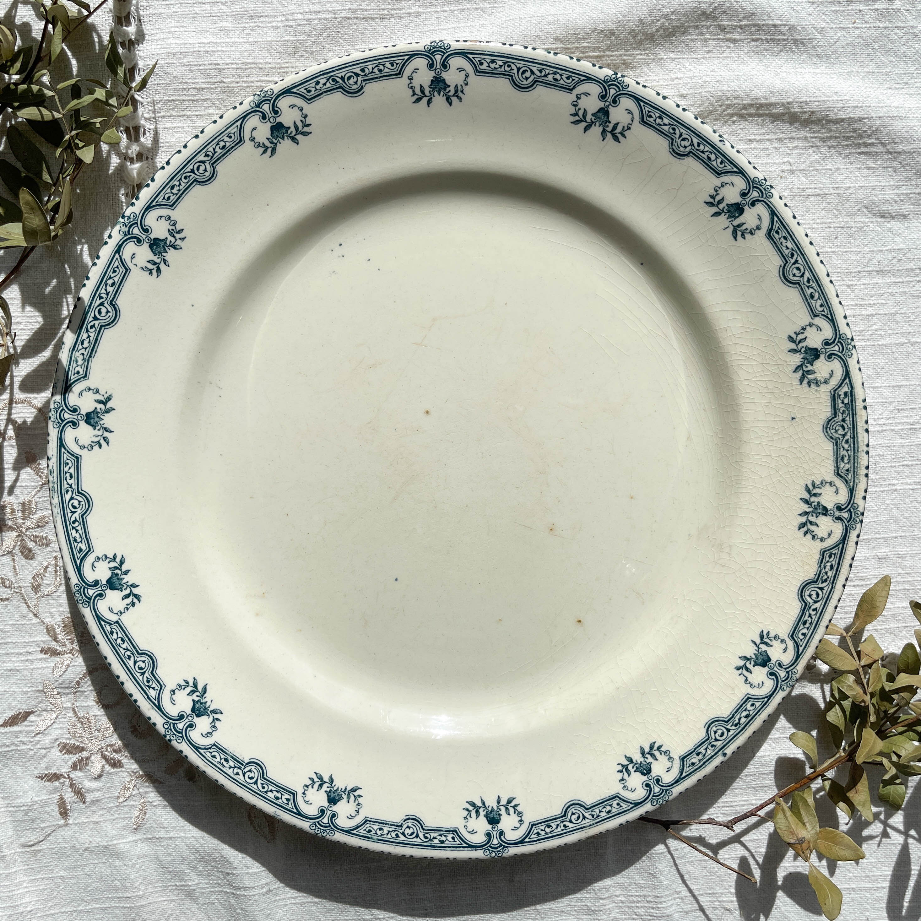 Round plate terre de fer salins model parmentier made in france