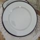 Lot 2 de 12 assiettes en porcelaine de Limoges liseré bleu nuit et doré