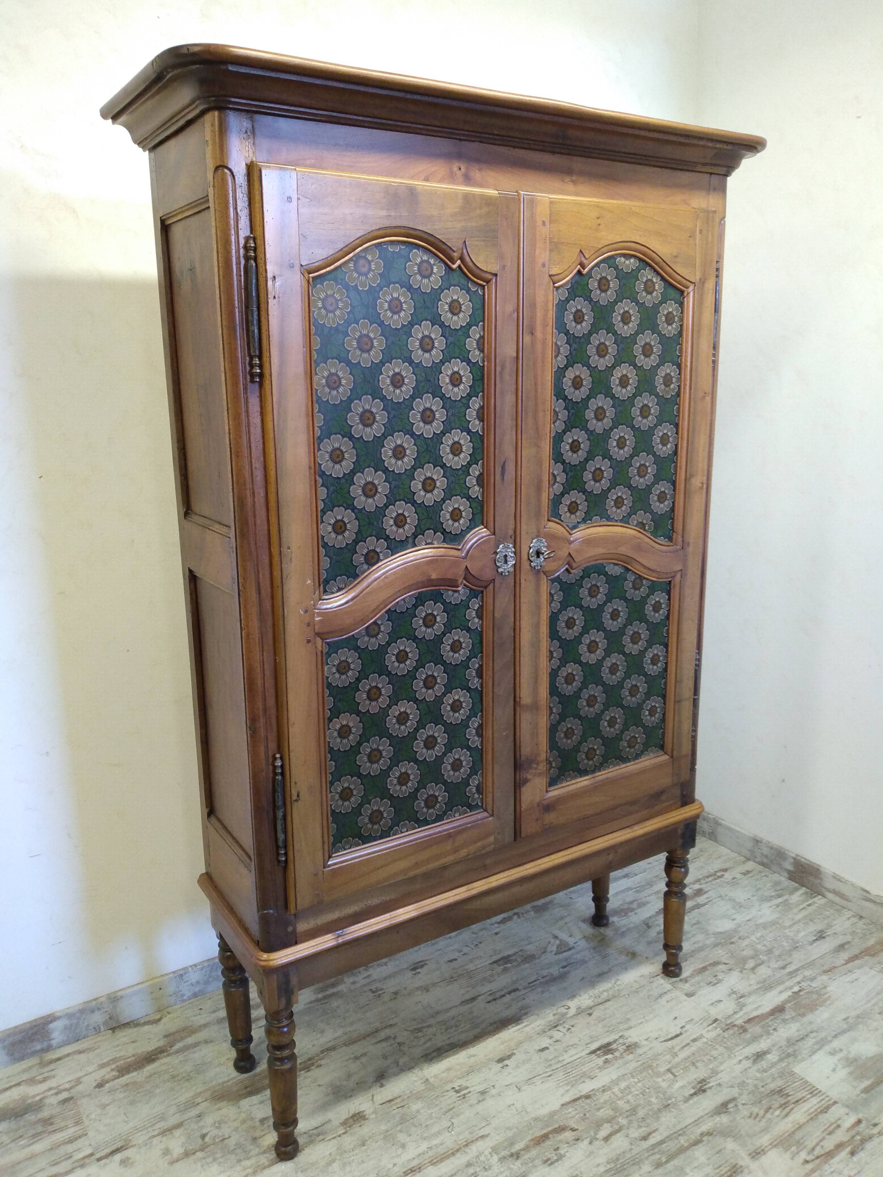 Atypical antique showcase