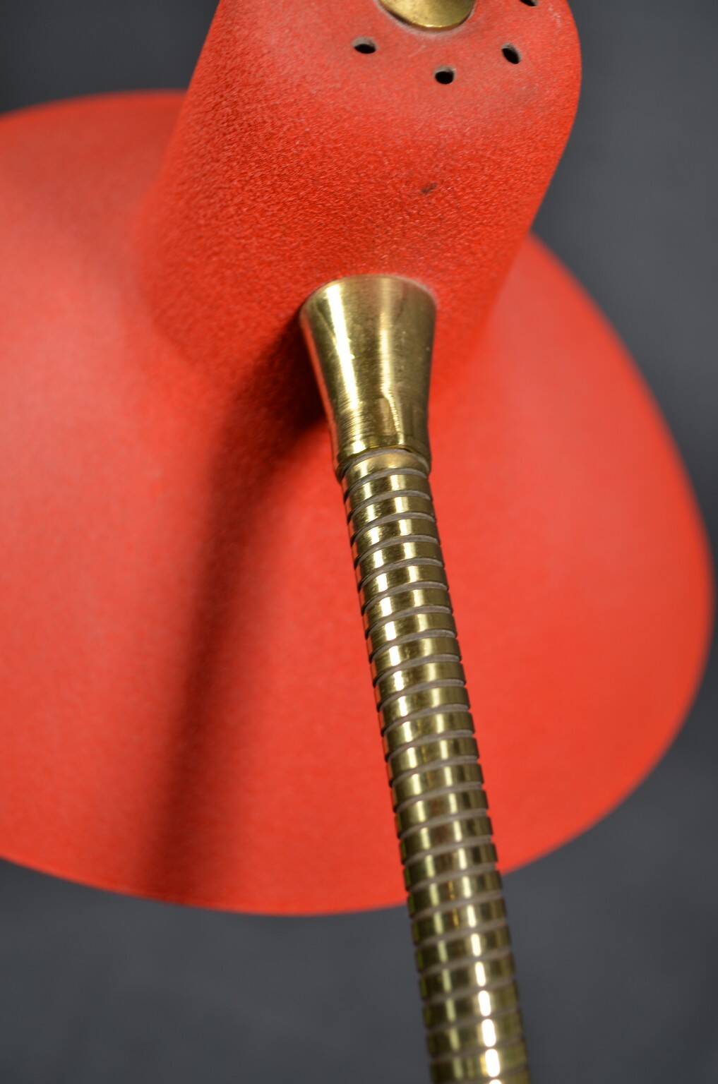 Jean Boris LACROIX (1902-1984), Desk lamp in red lacquered sheet metal, profiled diffuser