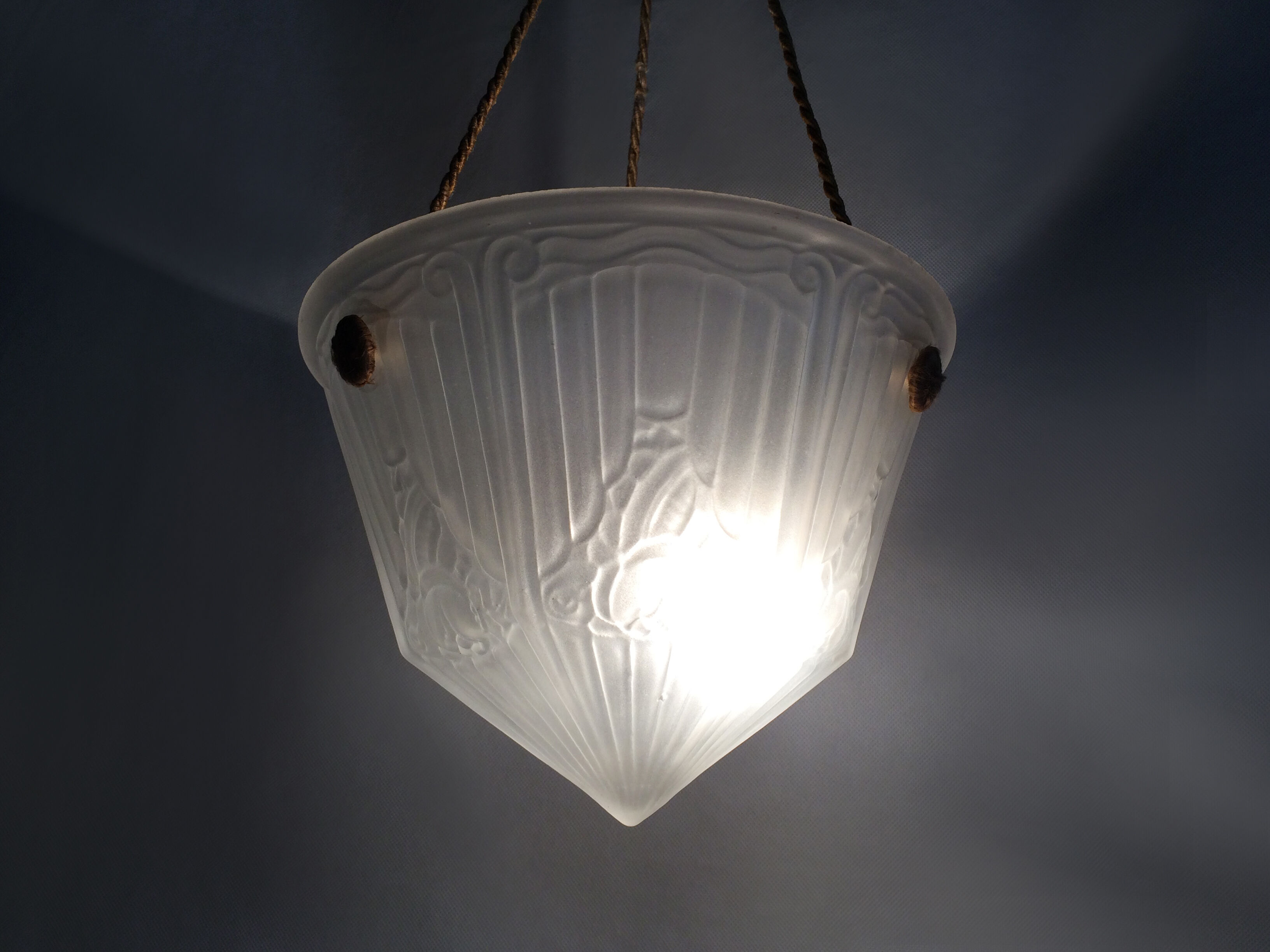Art Deco 1-fire, patterned glass cathyty suspension. Year 30