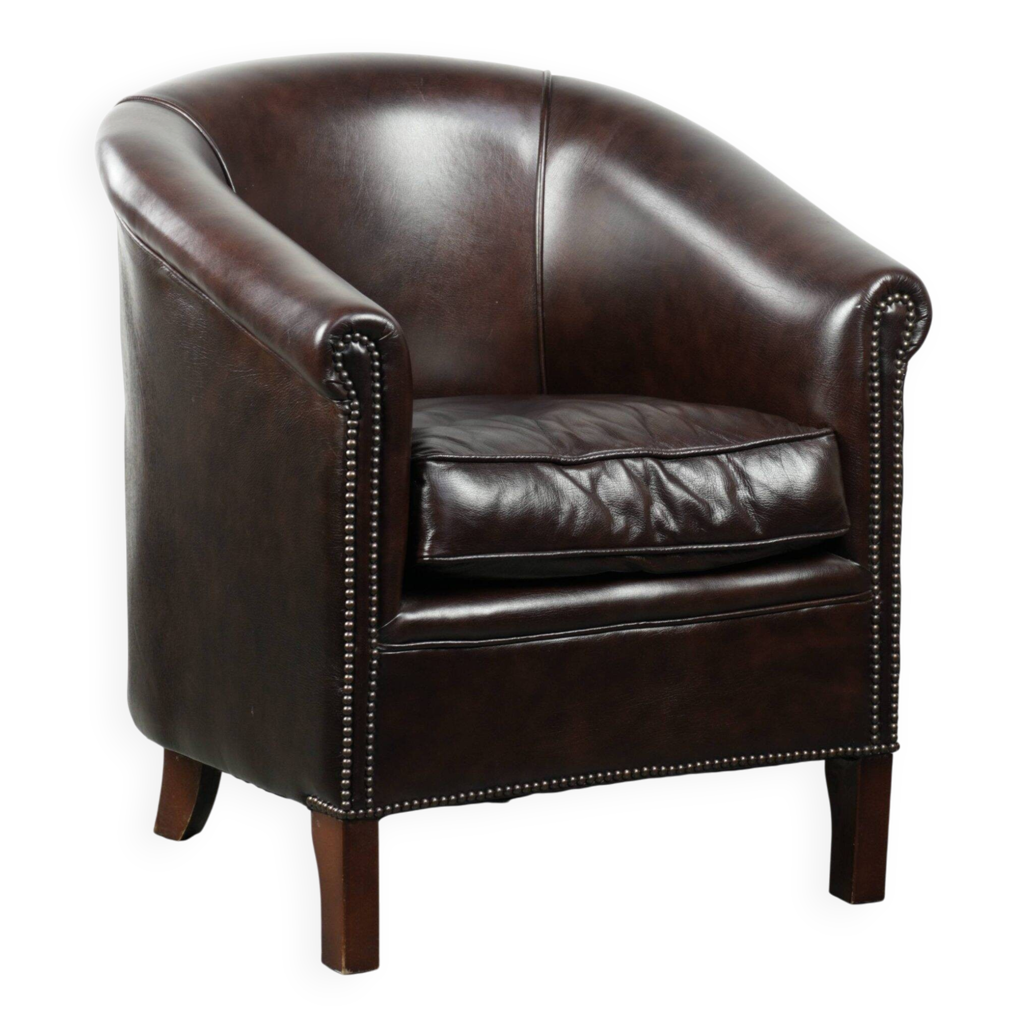 Fauteuil club en cuir noir avec un design élégant de style anglais.