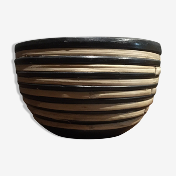 Cache black ceramic pot and rattan, rafia