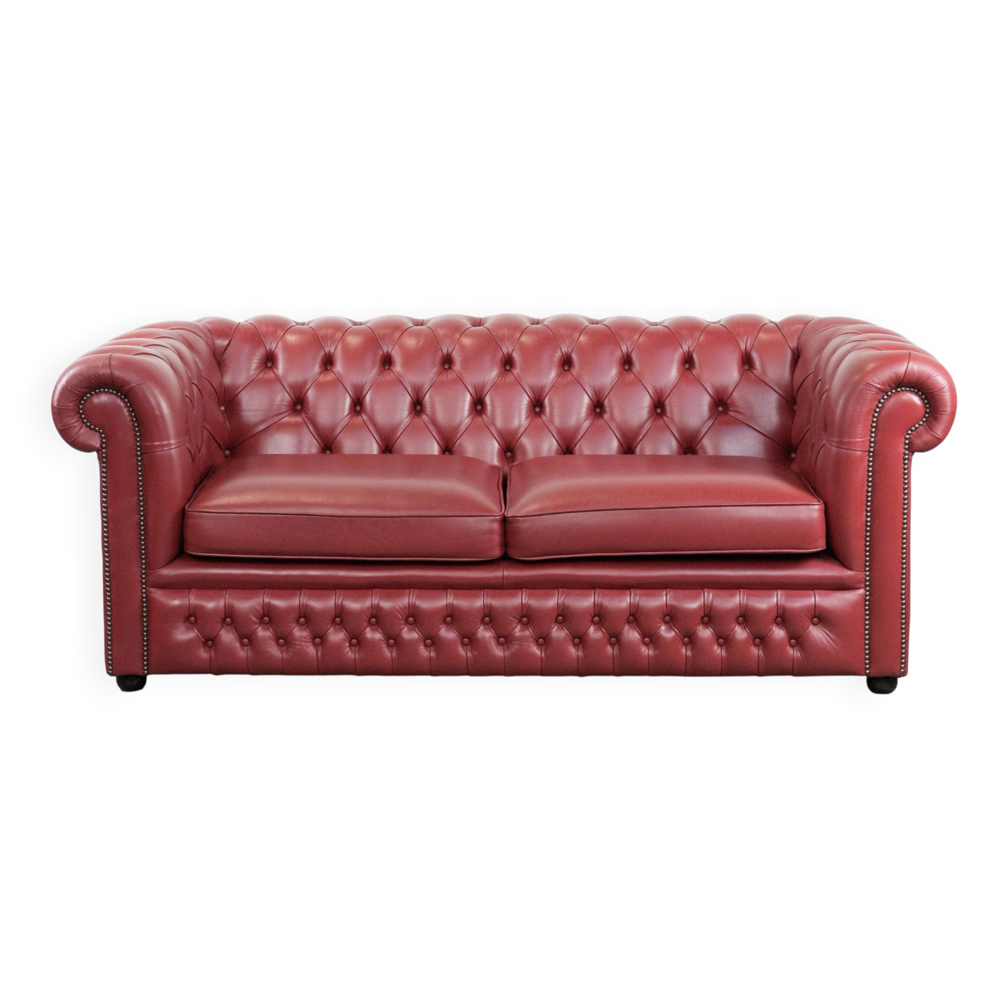 English cowhide Chesterfield 2.5-seater sofa in a stunning red colour