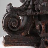 Un ancien chapiteau de colonne corinthienne sculpté à la main, France, XVIIIe siècle