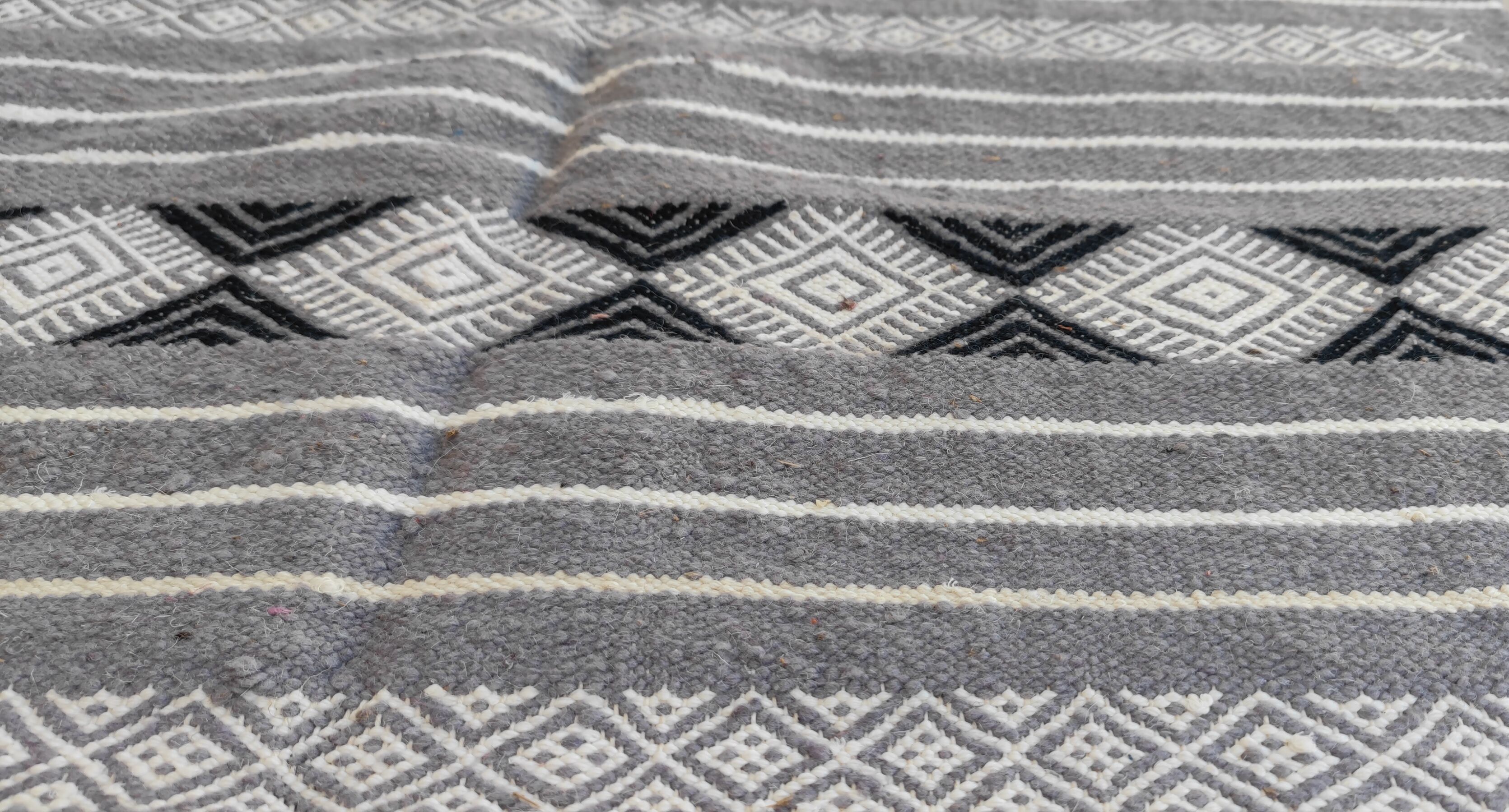 Hand-woven kilim rug in natural wool, 145x90 cm