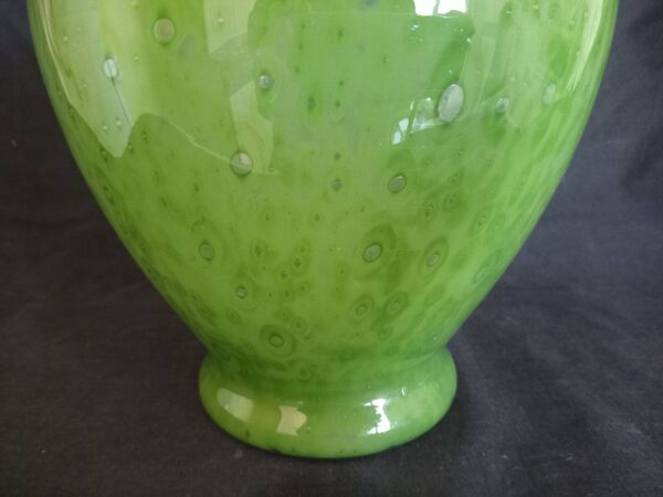 Vase Biot en verre soufflé à la bouche, avec bulles, couleur verte herbe
