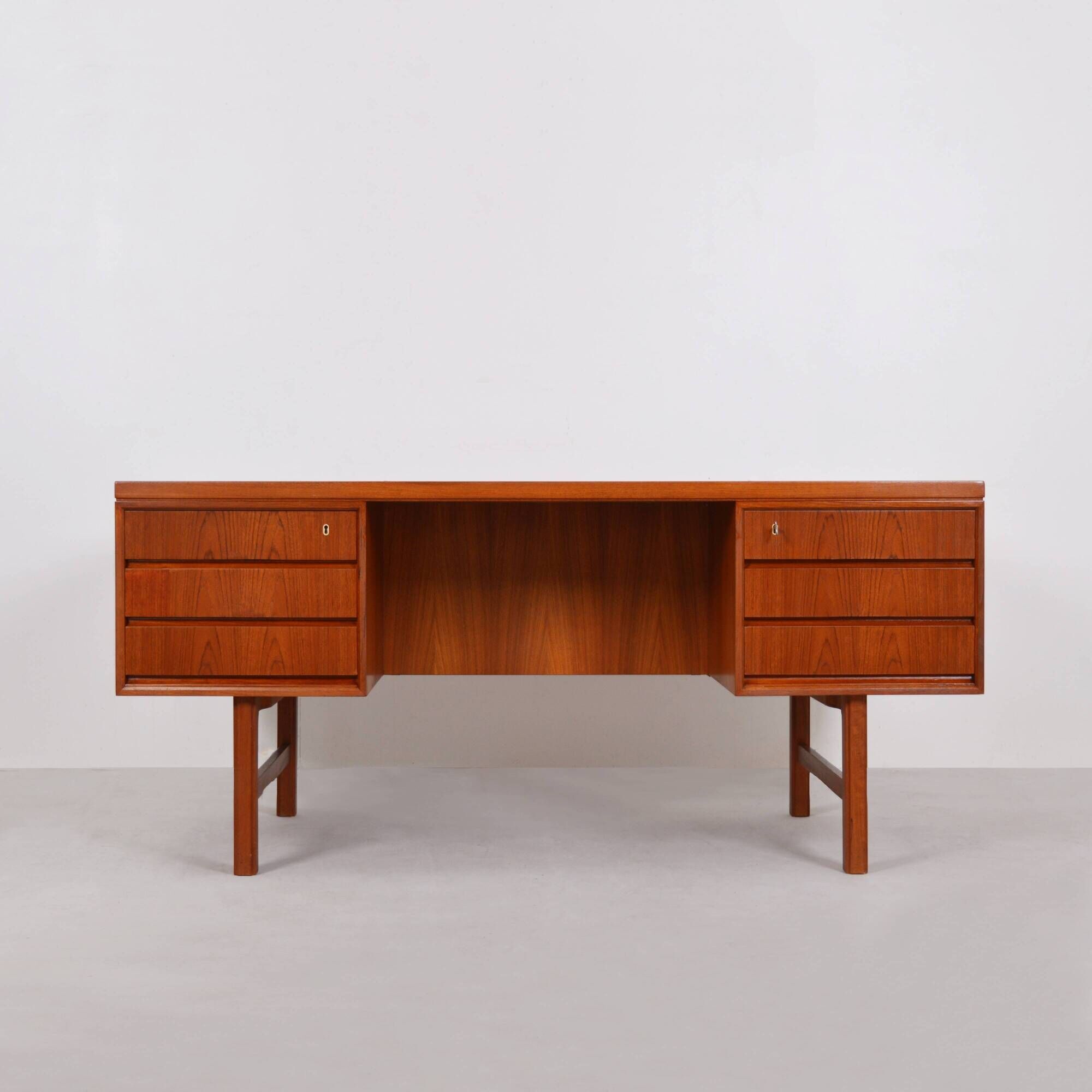 Large Scandinavian desk mod.76 in teak by Gunni Omann - 1960s