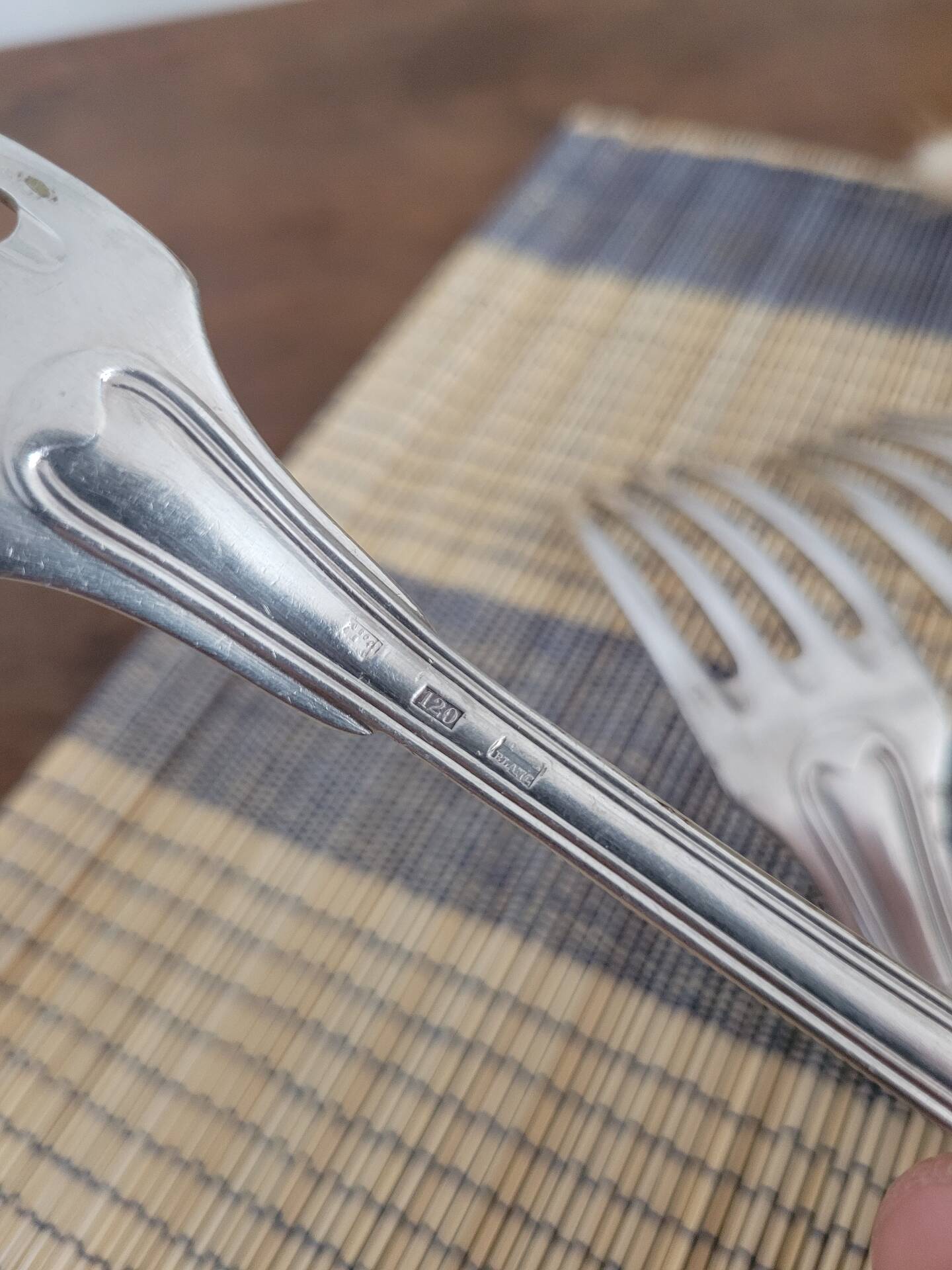 Set of 4 decorative forks with a rim